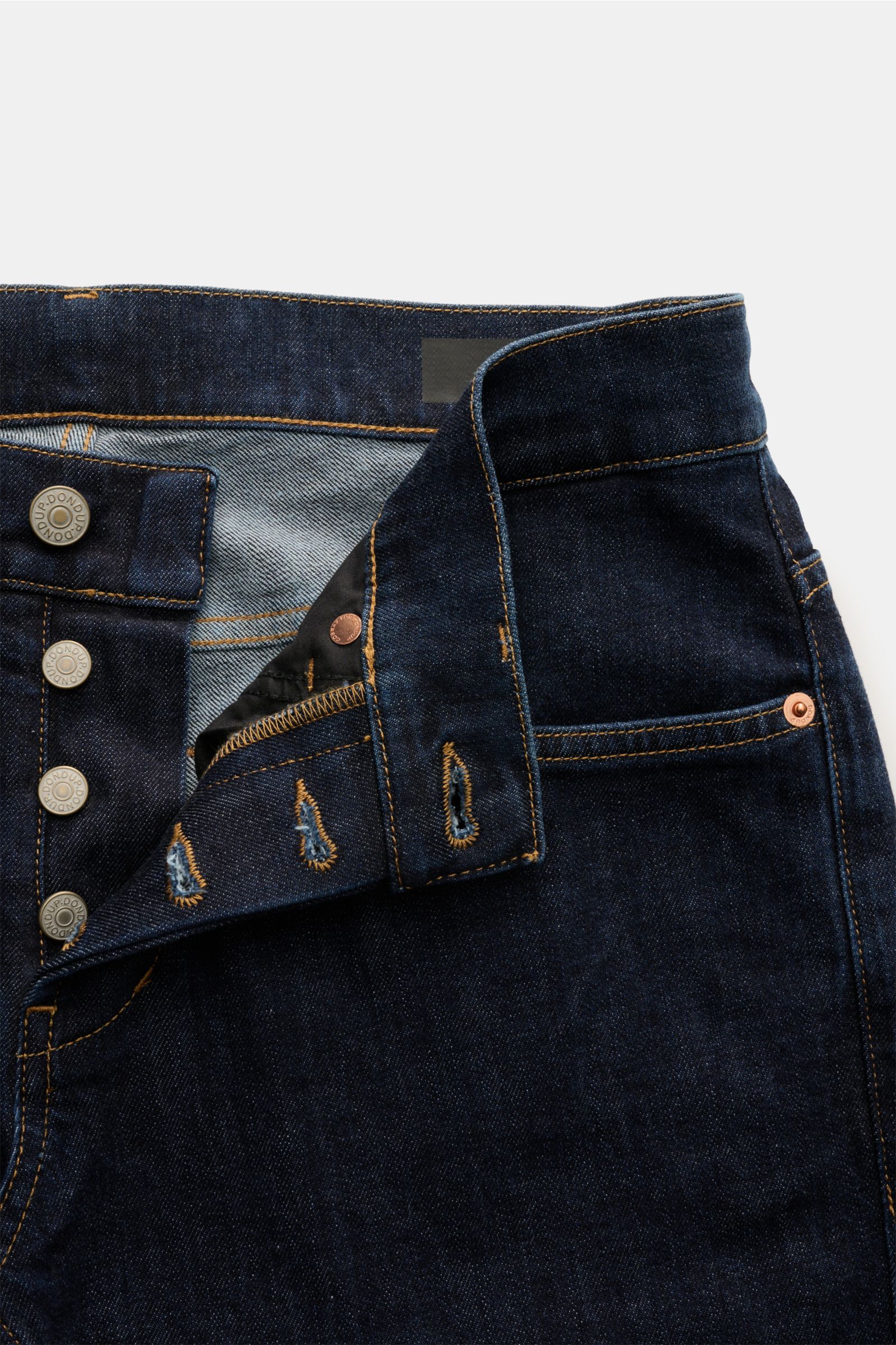Dondup Jeans 'George' navy in Nahaufnahme von vorne mit offenem Button Fly, Denim aus Baumwolle, elastisch, weicher Griff, Skinny Fit, niedrige Bundhöhe, Five-Pocket-Stil, Metall-Initial.