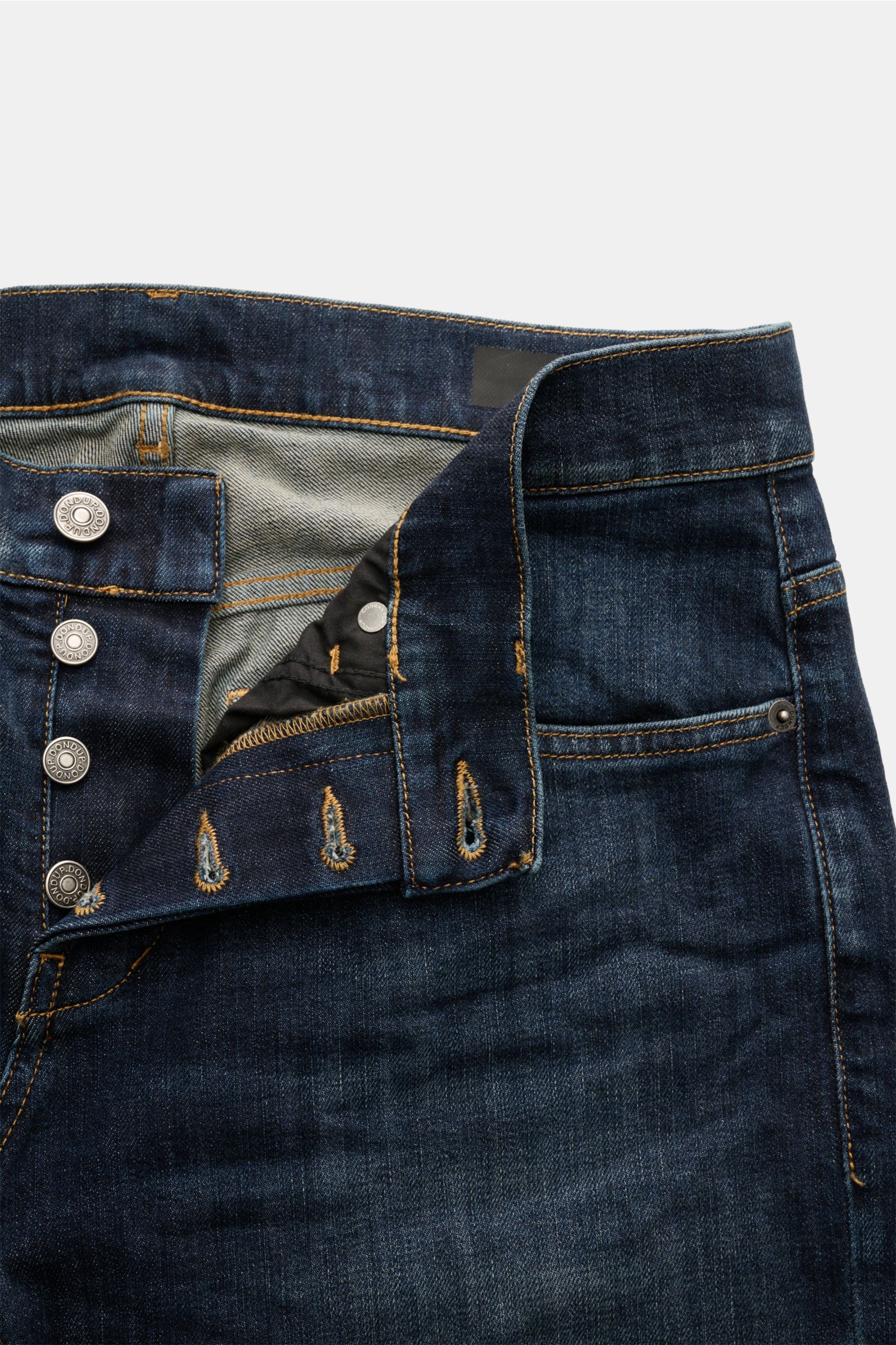 Dondup Jeans 'George' dunkelblau aus Baumwoll-Denim, elastisch, weicher Griff, Skinny Fit, niedrige Bundhöhe, Button Fly, Five-Pocket-Stil, Münztasche, Gesäßtaschen mit Stitching, Metall-Initial, innenliegendes Weblabel, Detailaufnahme von vorne mit offen