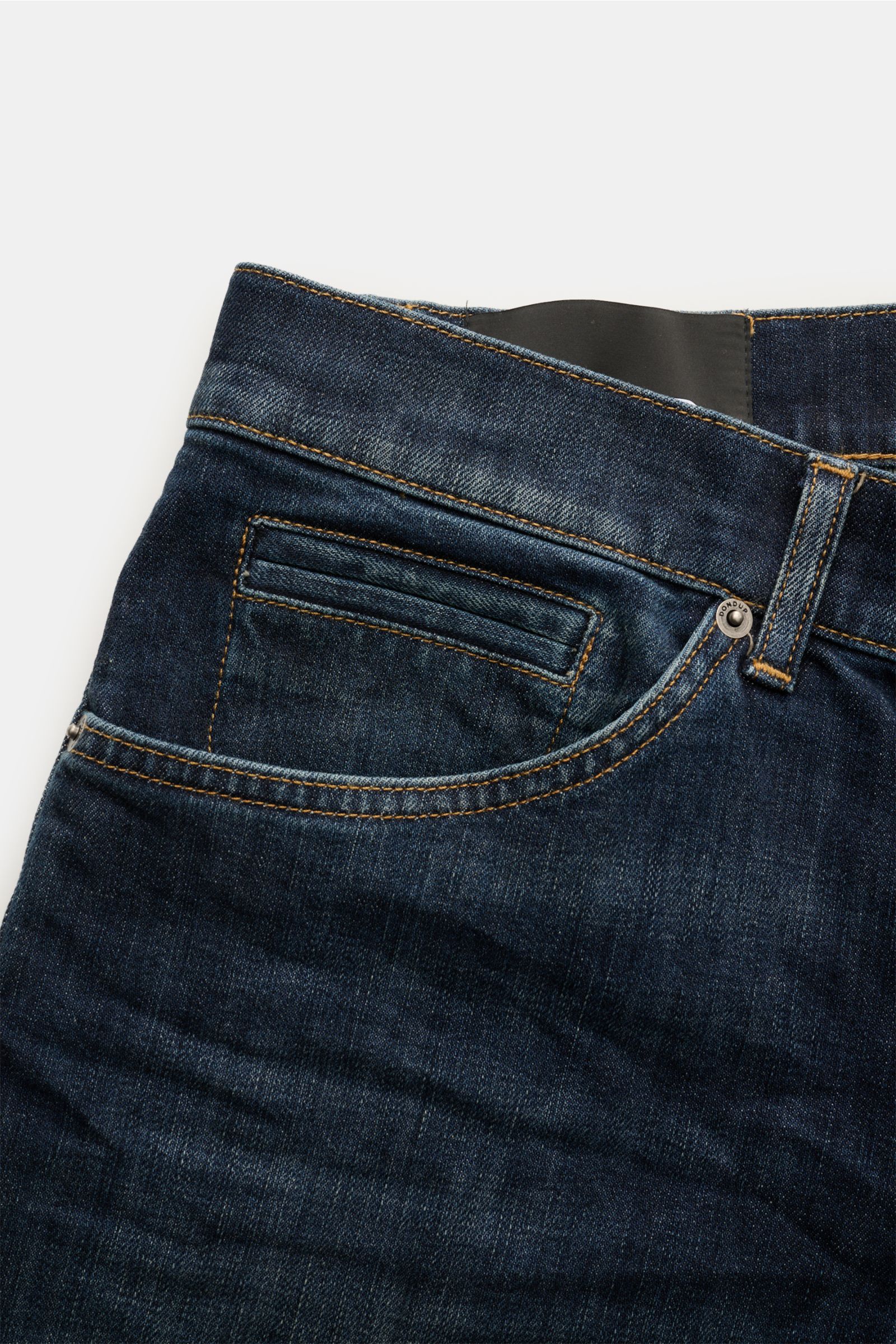 Dondup Jeans 'George' dunkelblau, Detailansicht von vorne schräg oben, Denim aus Baumwolle, elastisch, weich, Skinny Fit, schmale Wade, niedriger Bund, Button Fly, Five-Pocket, Münztasche, Gesäßtaschen mit Stitching, Metall-Initial, Weblabel innen.