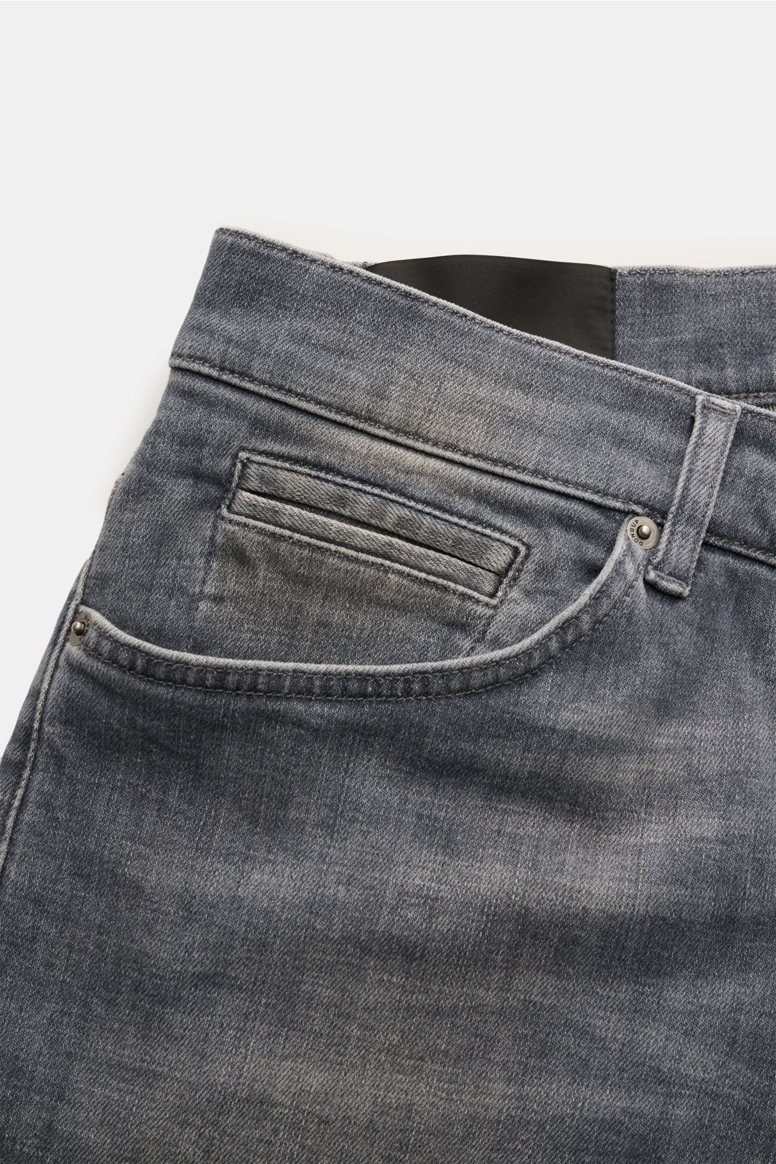 Close-up front view of Dondup Jeans 'George' grau in gray denim aus Baumwolle, elastische Qualität, weicher Griff, Skinny Fit (Extra Slim Fit), schmal geschnittene Wade, niedrige Bundhöhe, Button Fly, Five-Pocket-Stil, paspelierte Münztasche, Gesäßtaschen