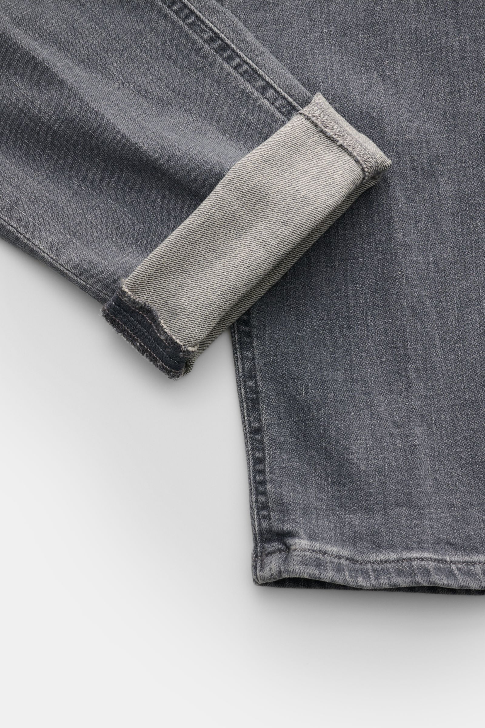 Close-up front view of the lower leg of Dondup Jeans 'George' grau, showing denim aus Baumwolle, elastische Qualität, weicher Griff, Skinny Fit, schmal geschnittene Wade, niedrige Bundhöhe, Button Fly, Five-Pocket-Stil, paspelierte Münztasche, Gesäßtasche
