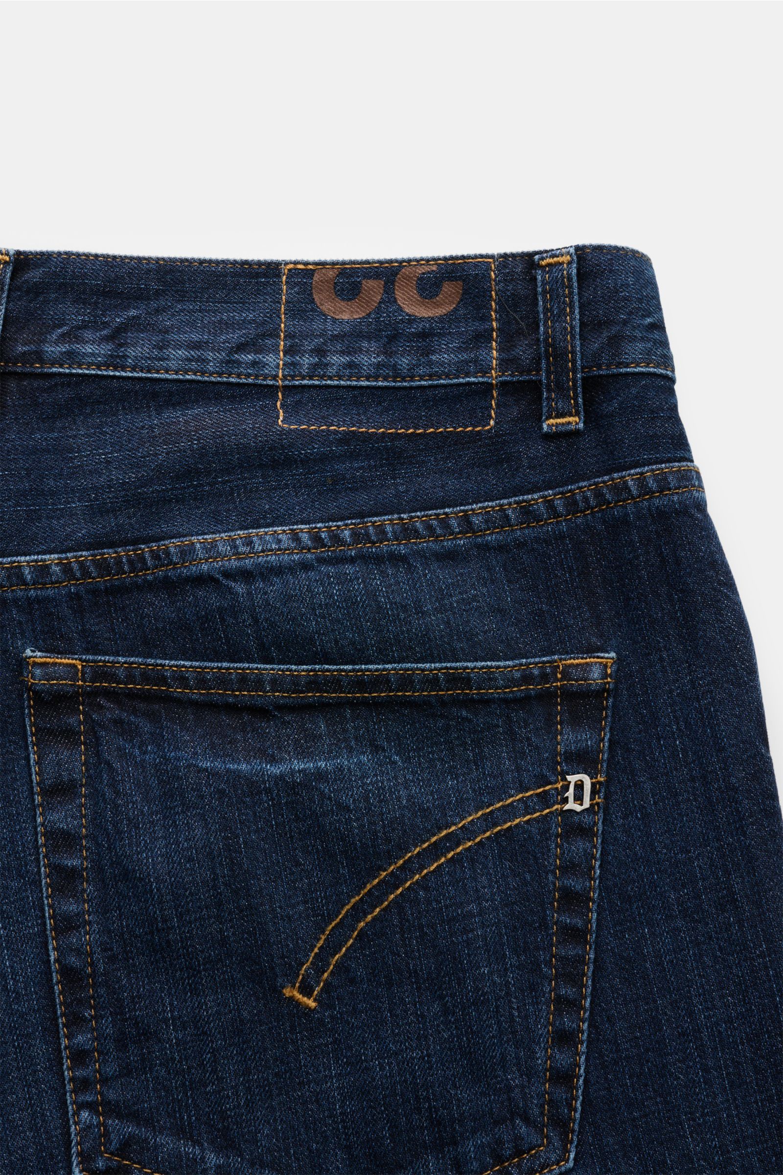 Close-up rear view of Dondup Jeans 'Paco' navy, showing denim aus reiner Baumwolle, leicht griffige Haptik, Tapered Fit, reguläre Oberschenkelweite, knöchellang, Zip Fly, Five-Pocket-Stil, typisches Metall-Initial on pocket, and innenliegendes Web-Patch o