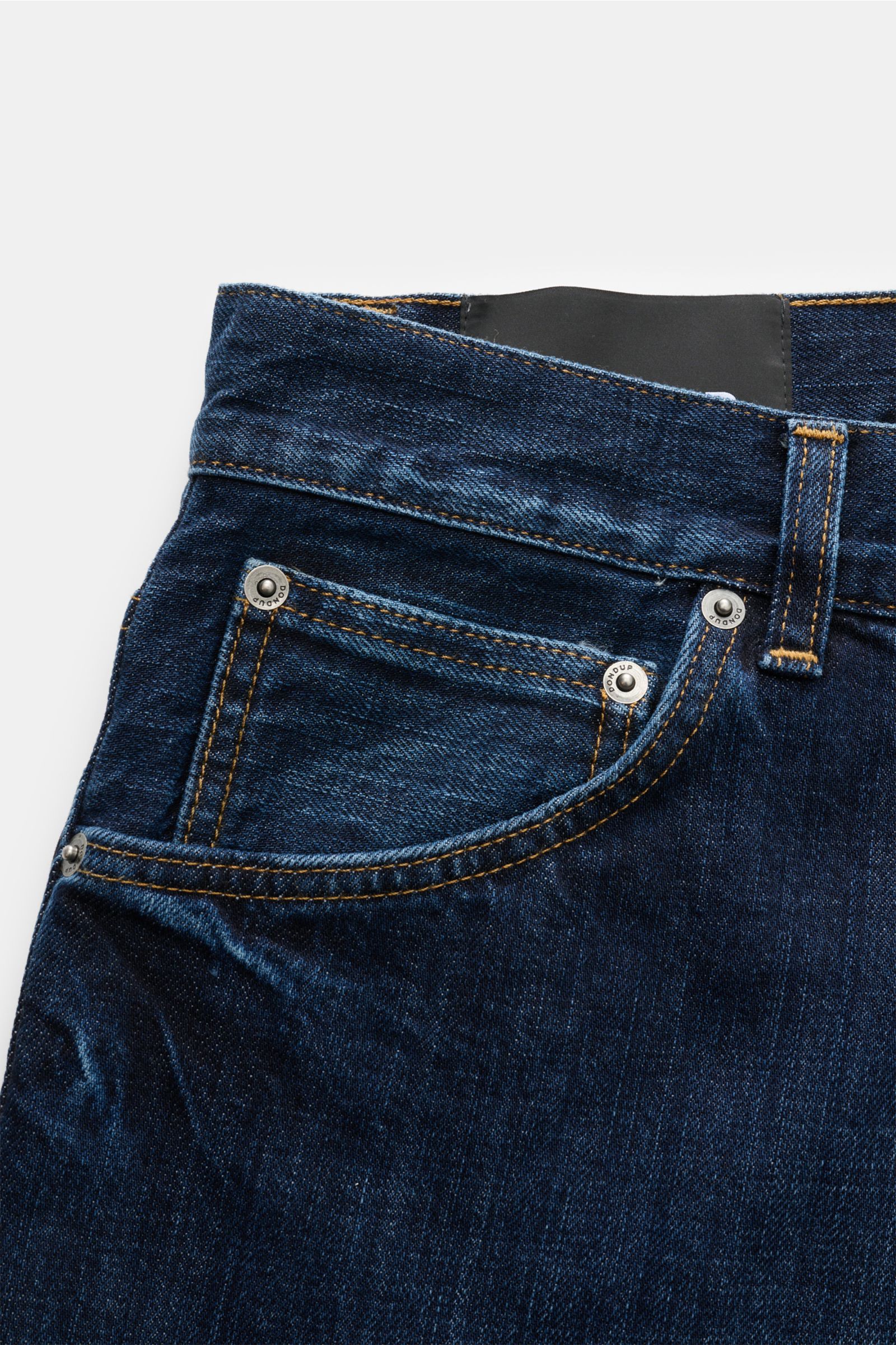 Close-up front view of Dondup Jeans 'Paco' navy, denim aus reiner Baumwolle, leicht griffige Haptik, Tapered Fit, reguläre Oberschenkelweite, knöchellang, Zip Fly, Five-Pocket-Stil, typisches Metall-Initial, innenliegendes Web-Patch.
