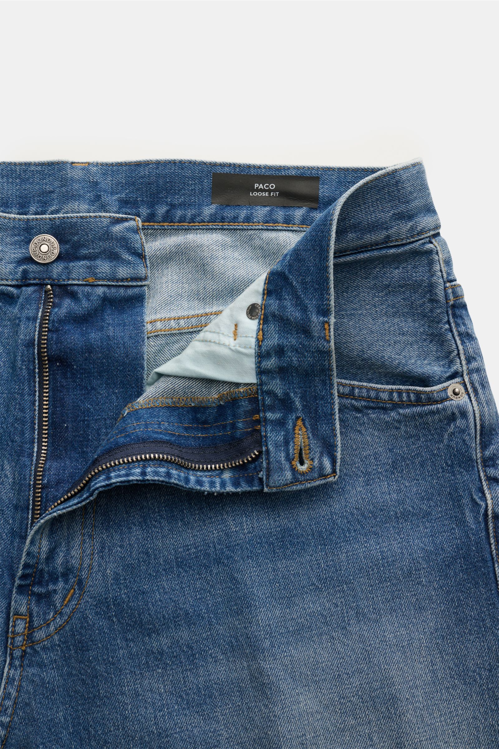 Close-up front view of Dondup Jeans 'Paco' rauchblau showing denim aus reiner Baumwolle, leichter Stretch-Anteil, leicht griffige Haptik, authentische Used-Waschung, leichte Distressed-Details, Tapered Fit, kurzer Schnitt, Zip Fly, Five-Pocket-Stil, typis