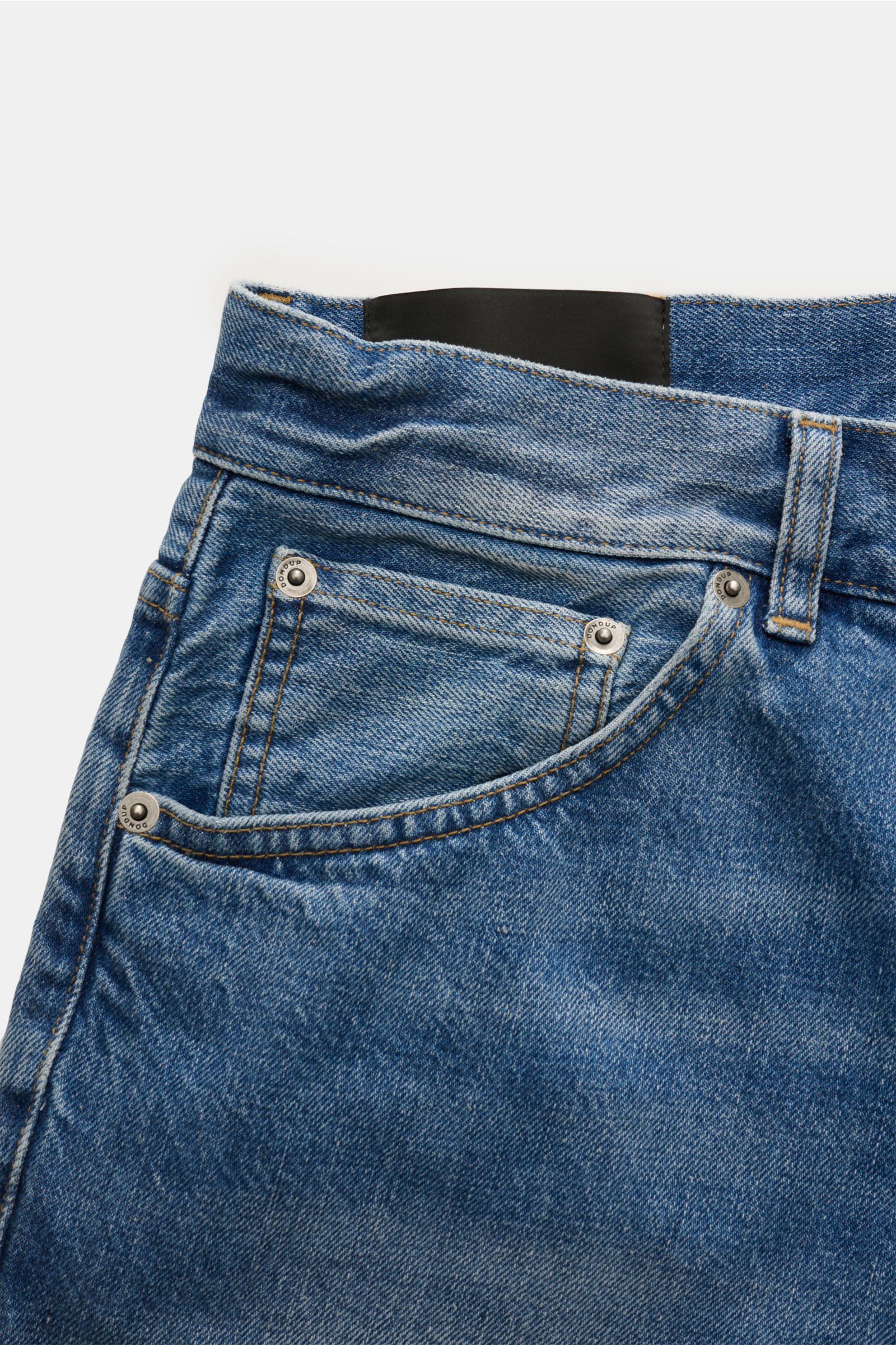 Close-up front view of Dondup Jeans 'Paco' rauchblau showing denim aus reiner Baumwolle, leichter Stretch-Anteil, leicht griffige Haptik, authentische Used-Waschung, leichte Distressed-Details, Tapered Fit, kurzer Schnitt, Zip Fly, Five-Pocket-Stil, typis