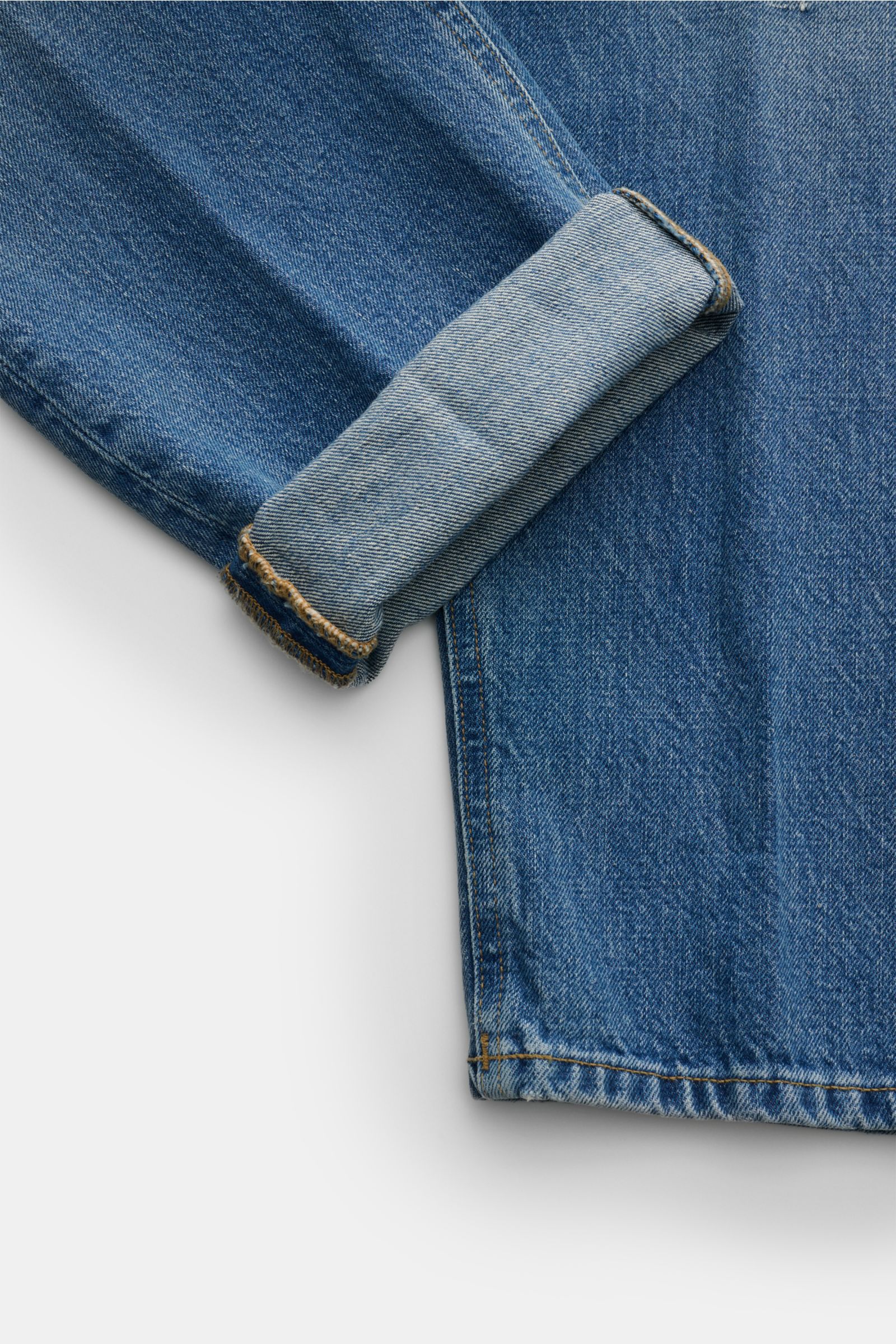 Dondup Jeans 'Paco' rauchblau shown from a close-up top view, featuring denim aus reiner Baumwolle, leichter Stretch-Anteil, leicht griffige Haptik, authentische Used-Waschung, leichte Distressed-Details, Tapered Fit, kurzer Schnitt, Zip Fly, Five-Pocket-