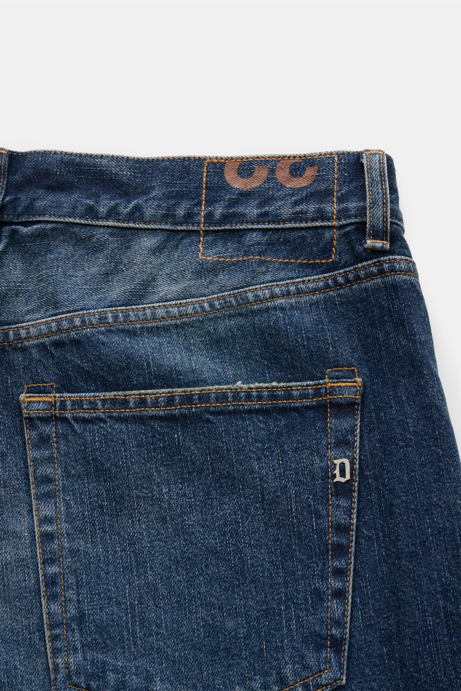 Dondup Jeans 'Bray' graublau, Rückansicht mit authentischer Used-Waschung, Distressed-Details, Five-Pocket-Stil, Button Fly und kleinem Metall-Initial.