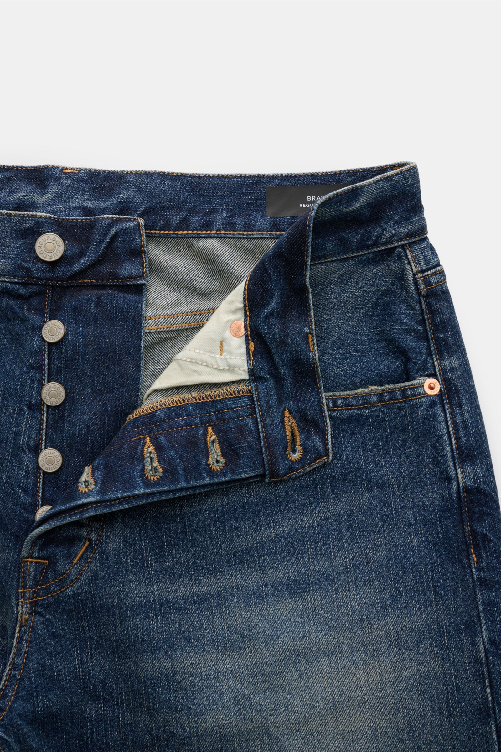 Dondup Jeans 'Bray' graublau aus reiner Baumwolle, regular fit, Button Fly, Five-Pocket, authentische Used-Waschung, Frontansicht mit offenem Bund.