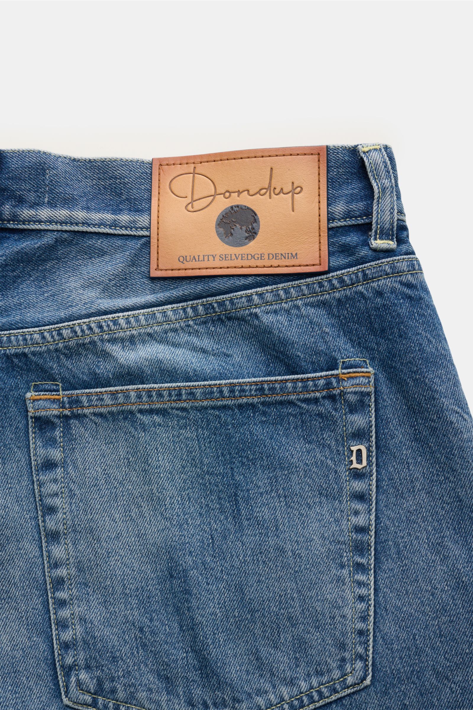 Dondup Jeans 'Bray' blau, Rückansicht, Denim aus reiner Baumwolle, Selvedge-Verarbeitung, leicht griffig, Regular Fit, hoher Bund, Button Fly, Five-Pocket, gerader Schnitt, Metall-Initial, innenliegendes Weblabel.