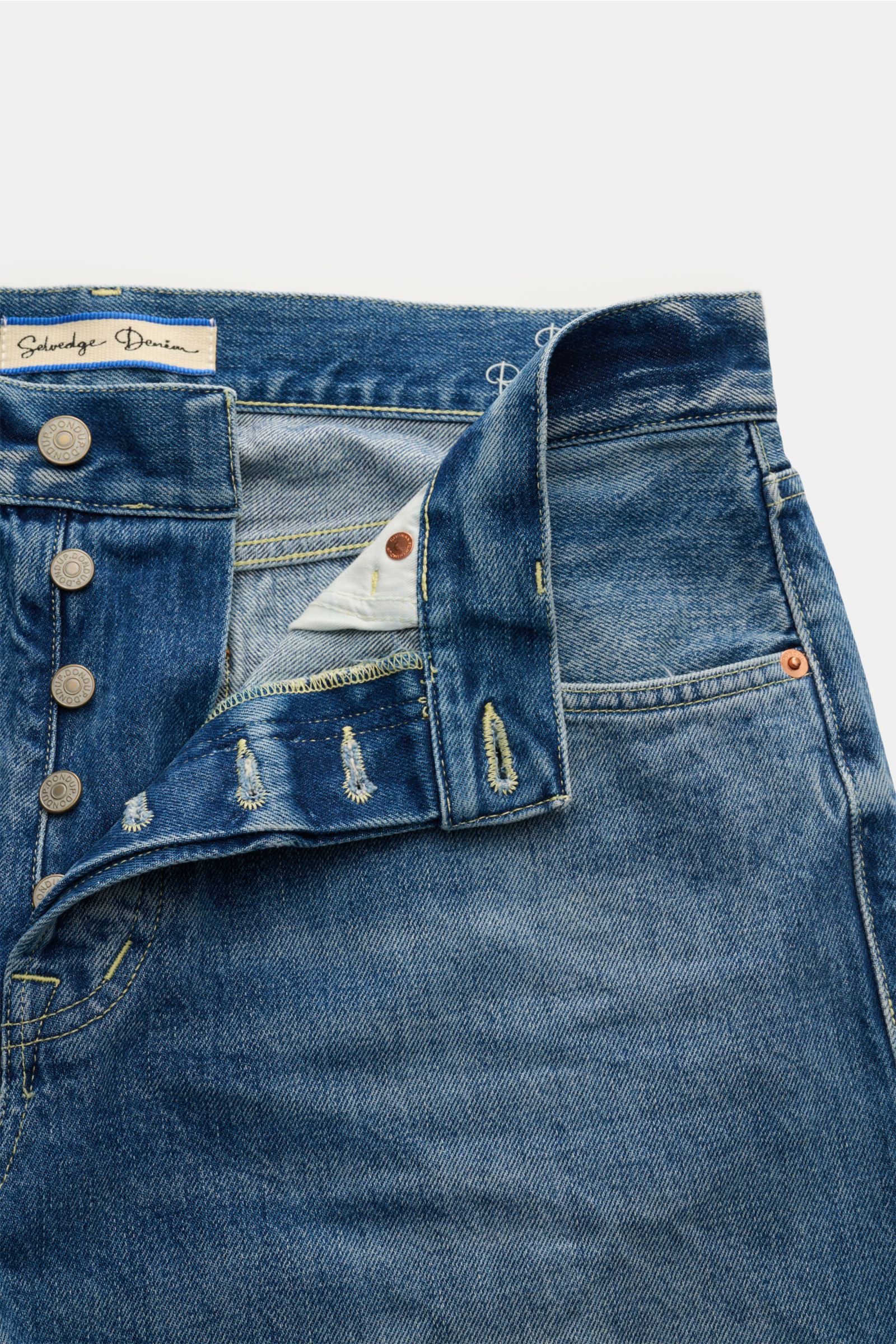 Dondup Jeans 'Bray' blau aus Denim reiner Baumwolle, Selvedge, Button Fly, Five-Pocket, Regular Fit, hoher Bund, gerader Schnitt, Metall-Initial, Weblabel, Detail von oben.
