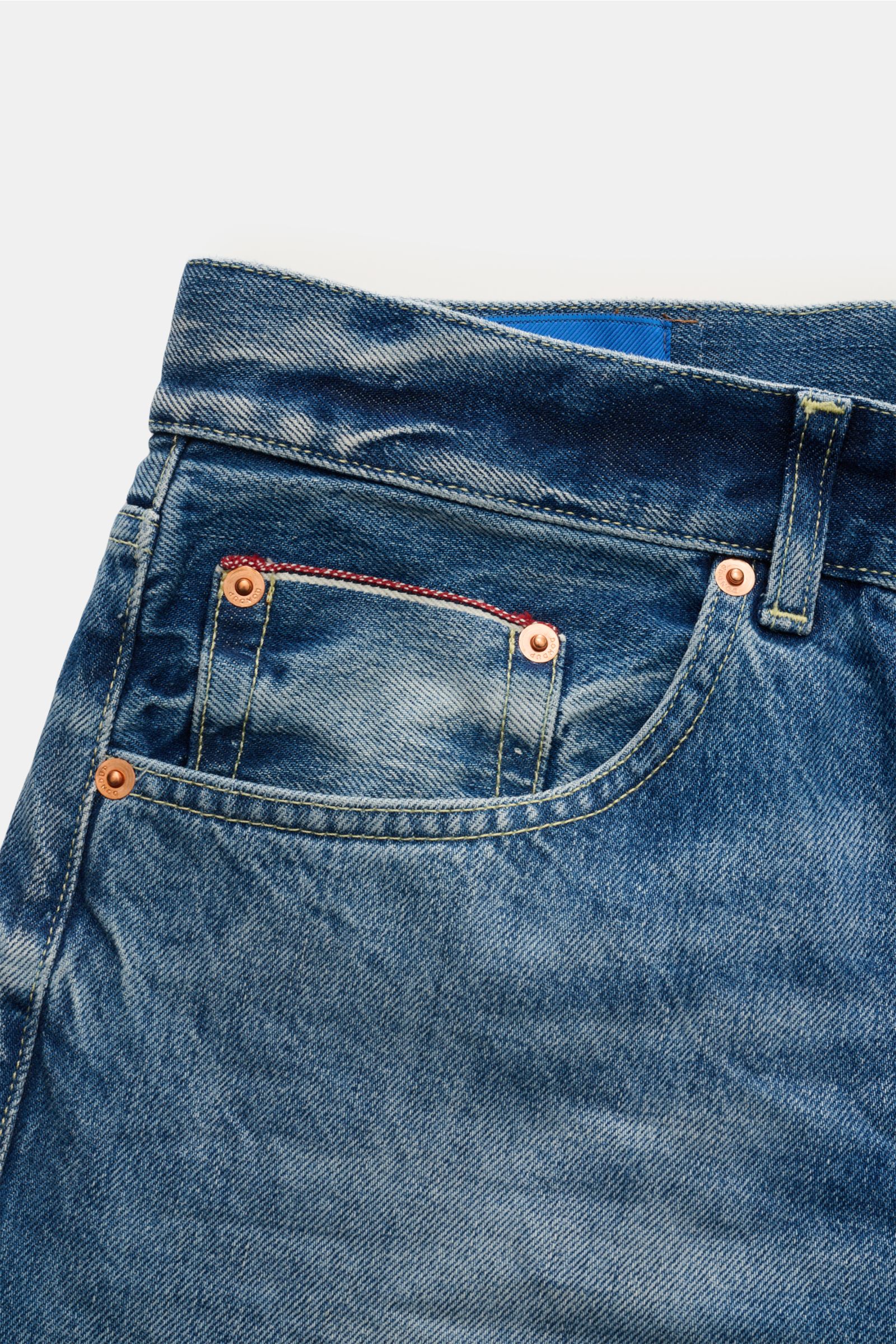 Dondup Jeans 'Bray' blau, Nahaufnahme von vorne oben, Denim aus reiner Baumwolle, Selvedge, Five-Pocket, Button Fly, Regular Fit, hoher Bund, gerader Schnitt, Metall-Initial, innenliegendes Weblabel, leicht griffige Haptik.