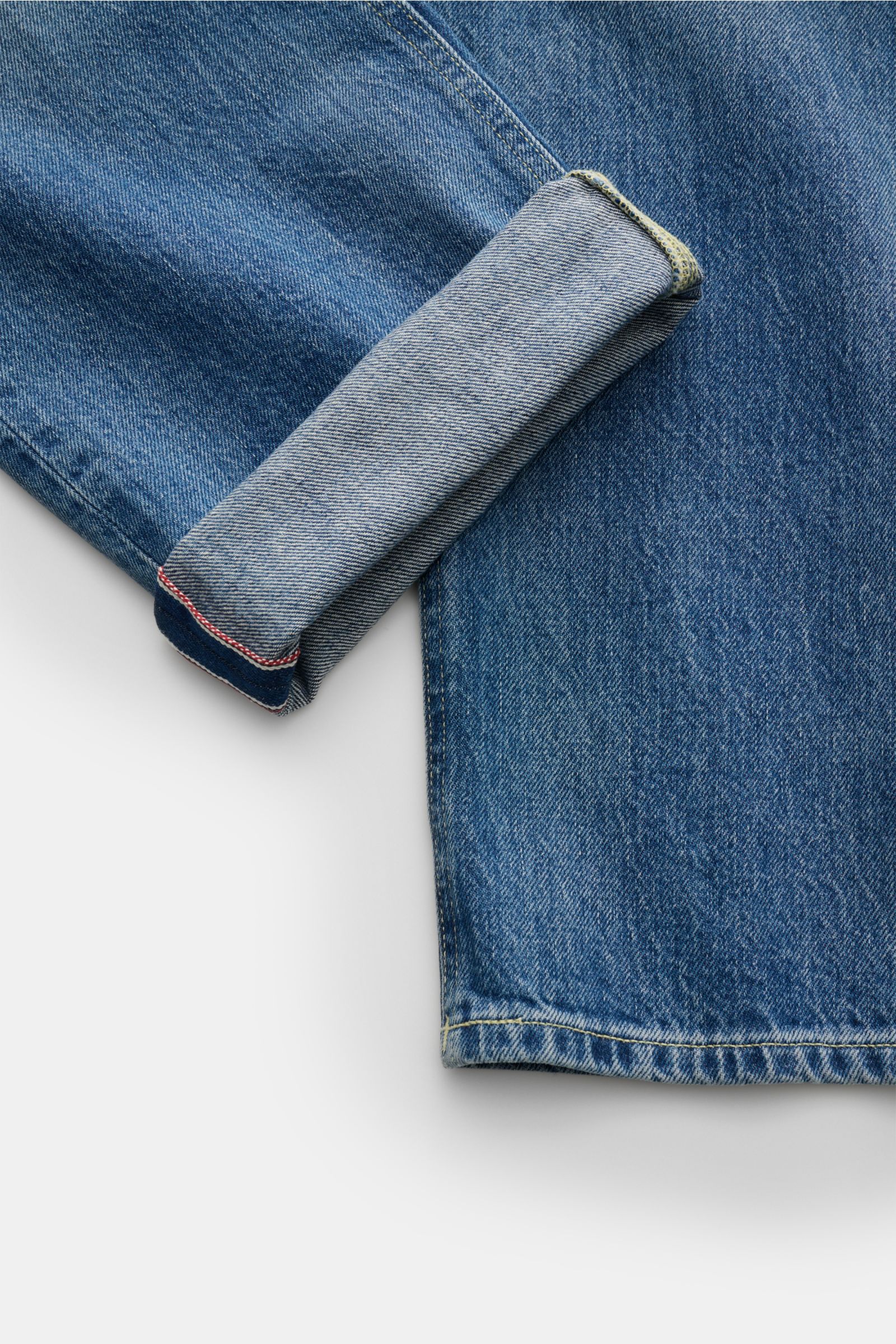 Dondup Jeans 'Bray' blau, Nahaufnahme des aufgerollten Saums, Denim aus reiner Baumwolle, Selvedge, Regular Fit, hoher Bund, Button Fly, Five-Pocket, gerader Schnitt, Metall-Initial, Weblabel innen.