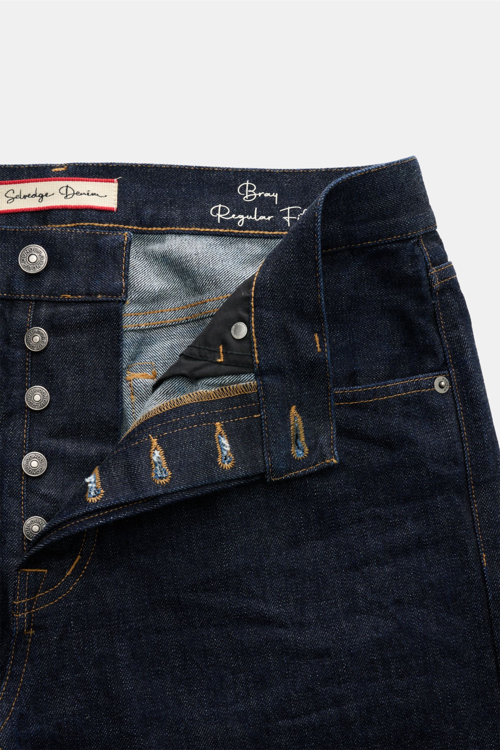 Dondup Jeans 'Bray' dark navy, Nahaufnahme von vorne, Denim aus reiner Baumwolle, Selvedge, Regular Fit, hoher Bund, Button Fly, Five-Pocket, gerader Schnitt, Metall-Initial, innenliegendes Weblabel, leicht griffige Haptik.