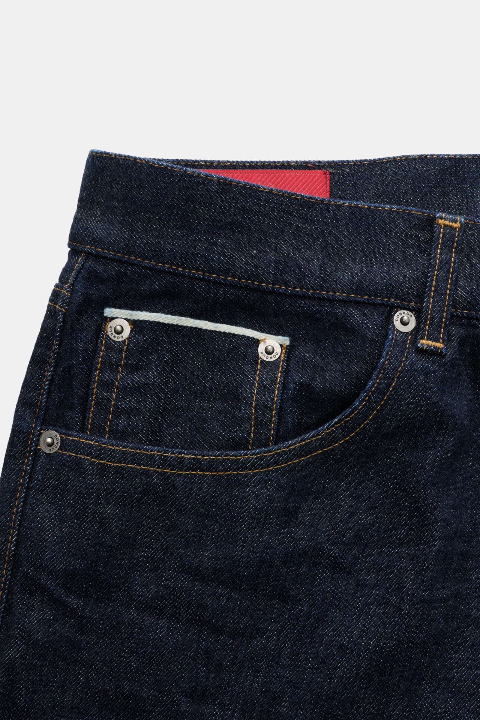 Dondup Jeans 'Bray' dark navy, Close-up Frontansicht, Denim aus reiner Baumwolle, Selvedge, leicht griffig, Regular Fit, hoher Bund, Button Fly, Five-Pocket, gerader Schnitt, Metall-Initial, innenliegendes Weblabel.
