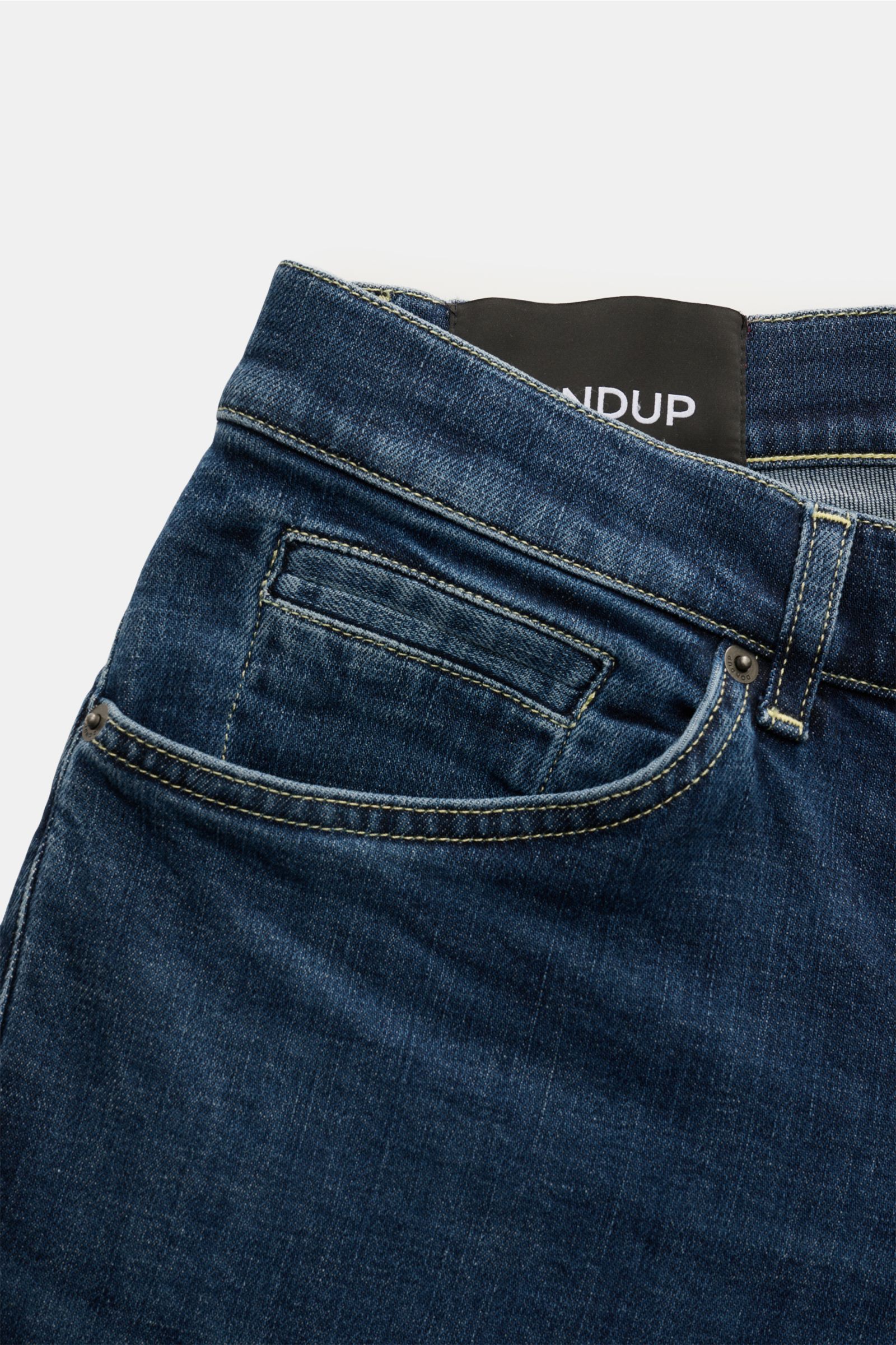 Dondup Jeans 'George' dunkelblau aus Baumwoll-Denim, elastisch, weicher Griff, Five-Pocket-Stil, schmaler Bund, Button Fly, Detailansicht von oben.