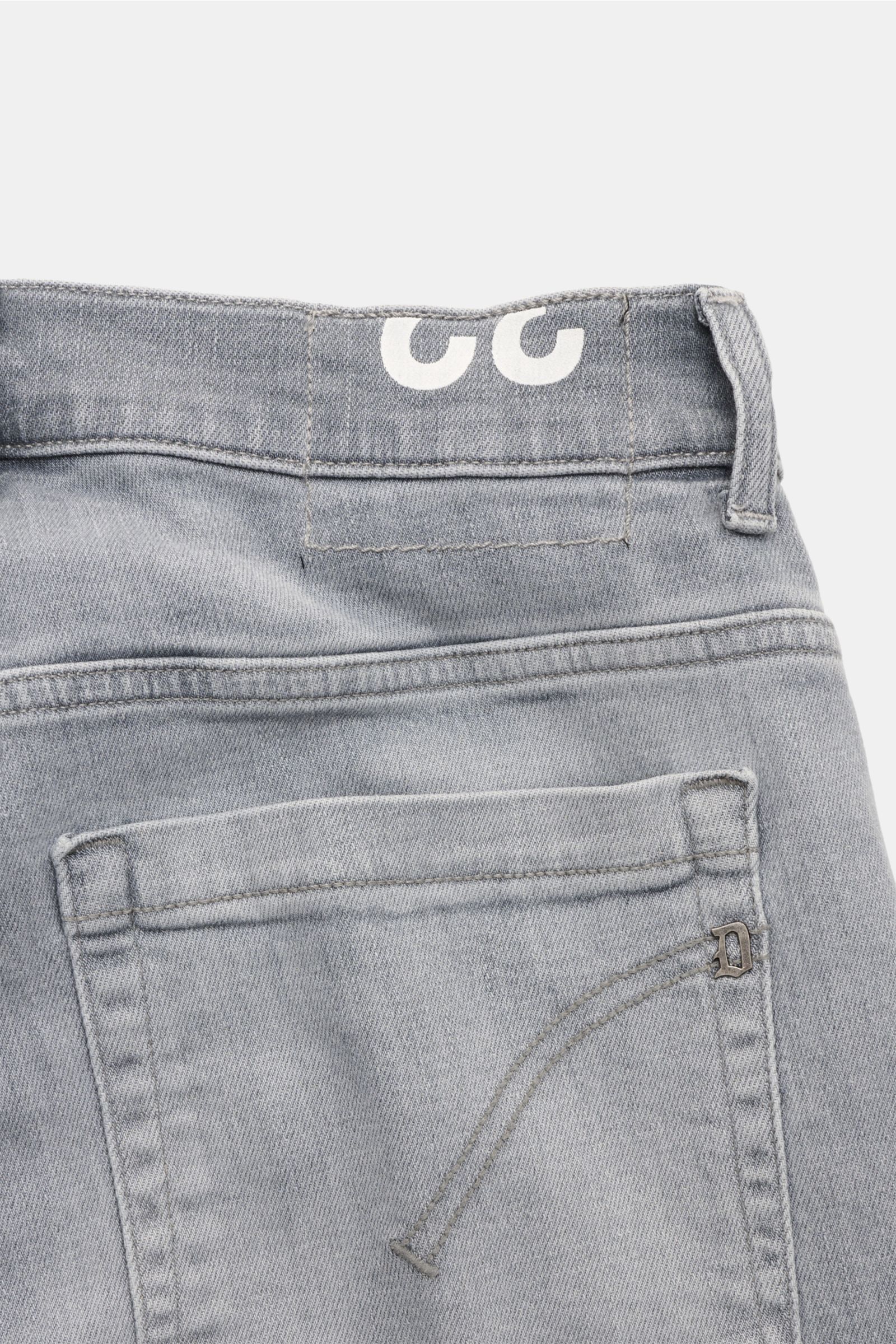 Dondup Jeans 'George' grau, Detail Rückansicht, Denim aus Baumwolle, elastisch, weicher Griff, Skinny Fit, schmal geschnittene Wade, Button Fly, Five-Pocket, paspelierte Münztasche, Gesäßtaschen mit Stitching, Metall-Initial, innenliegendes Weblabel.