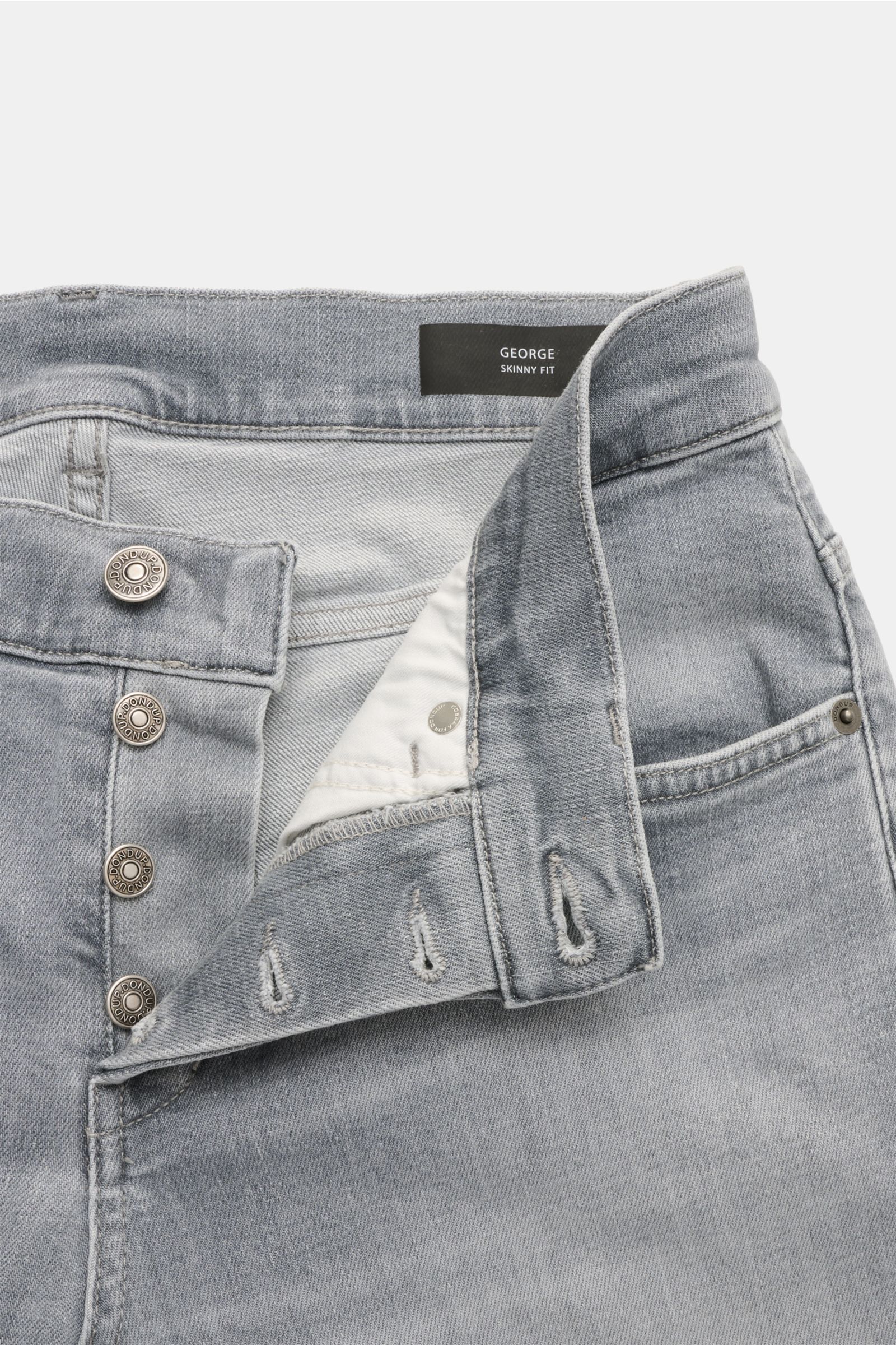 Dondup Jeans 'George' grau, Frontansicht mit offenem Button Fly, Denim aus Baumwolle, elastisch, weicher Griff, Skinny Fit, Five-Pocket-Stil, paspelierte Münztasche, Gesäßtaschen mit Stitching, Metall-Initial, innenliegendes Weblabel.