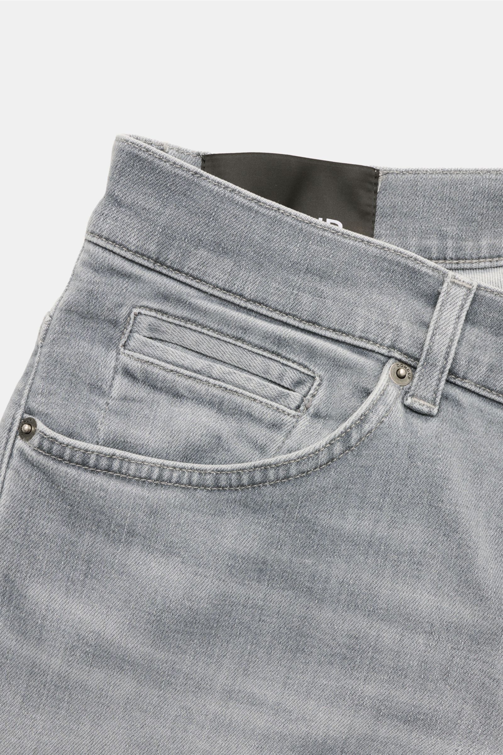 Dondup Jeans 'George' grau, Nahaufnahme von Bund und Five-Pocket-Stil, Denim aus Baumwolle, elastisch, weicher Griff, Skinny Fit, schmale Wade, Button Fly, Münztasche, Metall-Initial, innenliegendes Weblabel.
