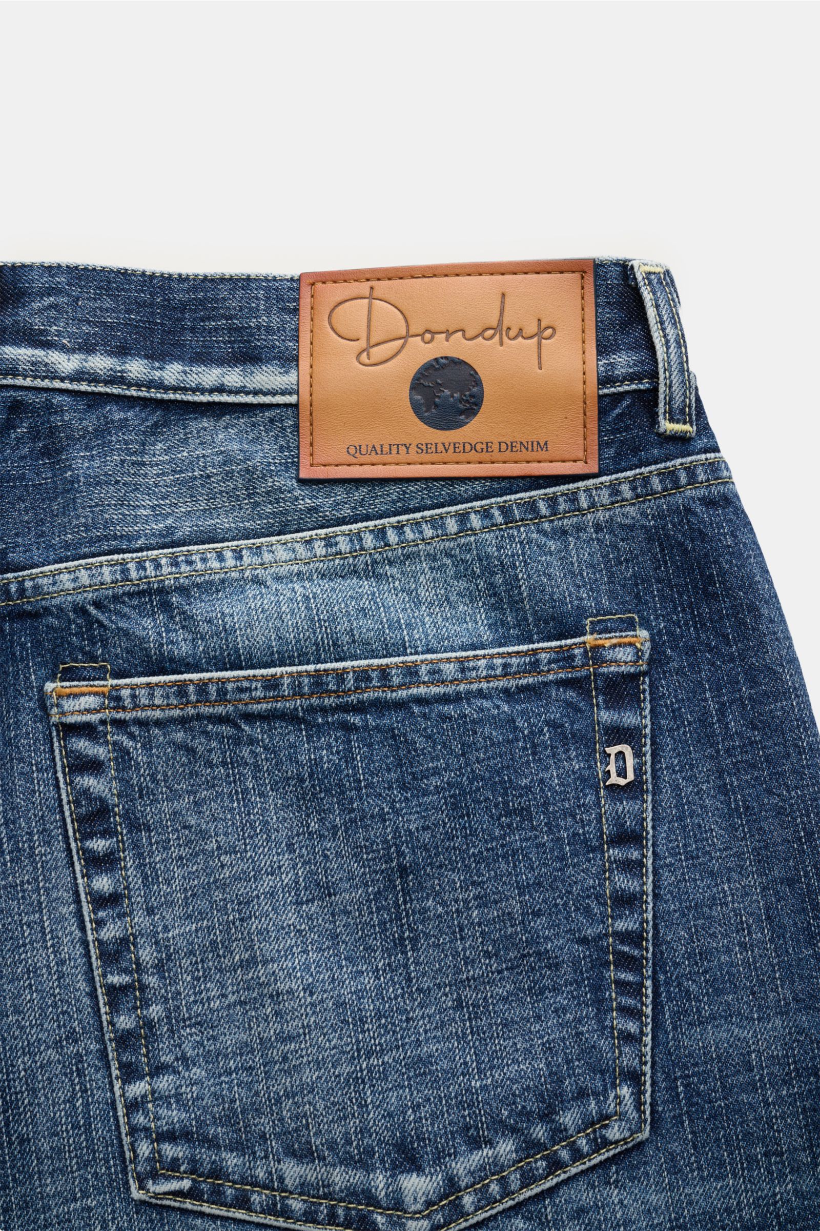Dondup Jeans 'Bray' graublau Rückansicht mit hoher Bundhöhe, Selvedge-Denim aus reiner Baumwolle, Regular Fit, Button Fly, Five-Pocket, gerader Schnitt, starker Waschung, Metall-Initial und innenliegendem Weblabel.