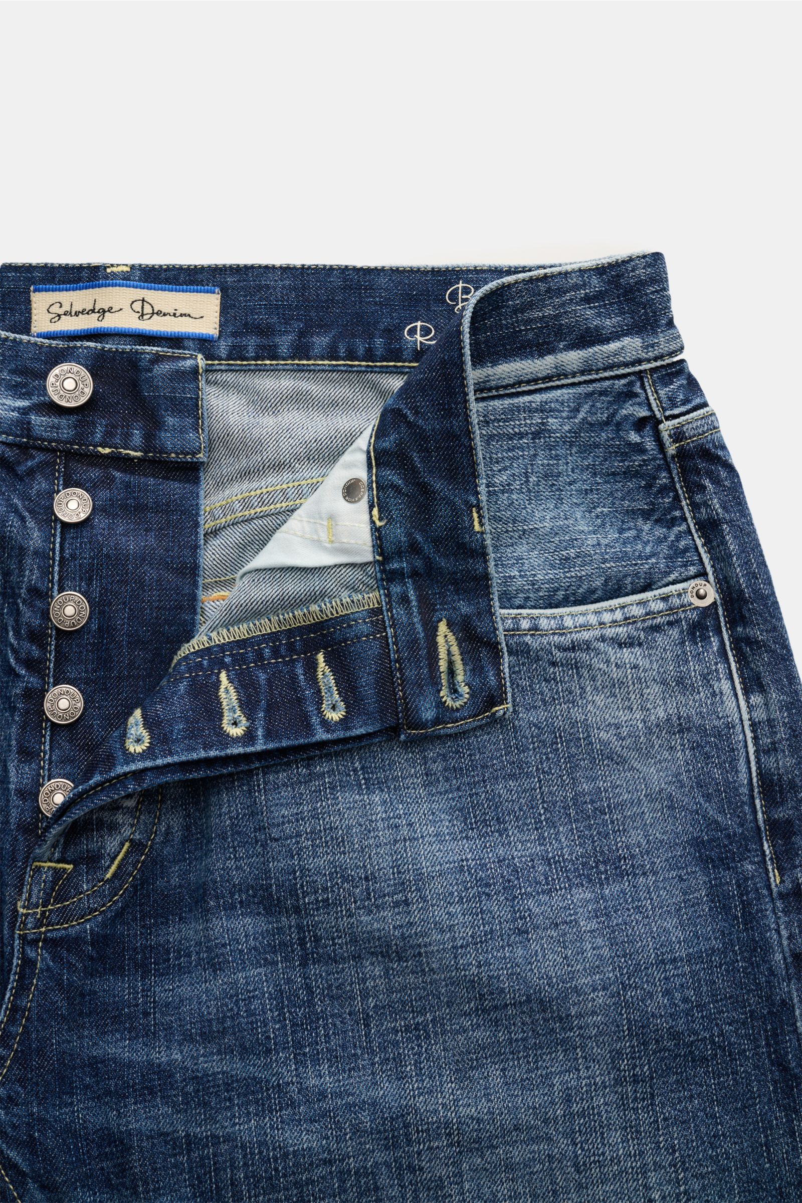 Dondup Jeans 'Bray' graublau im Close-up von vorne mit offenem Button Fly, Denim aus reiner Baumwolle, Selvedge, griffig, Regular Fit, hoher Bund, Five-Pocket, gerader Schnitt, starke Waschung, Metall-Initial, innenliegendes Weblabel.