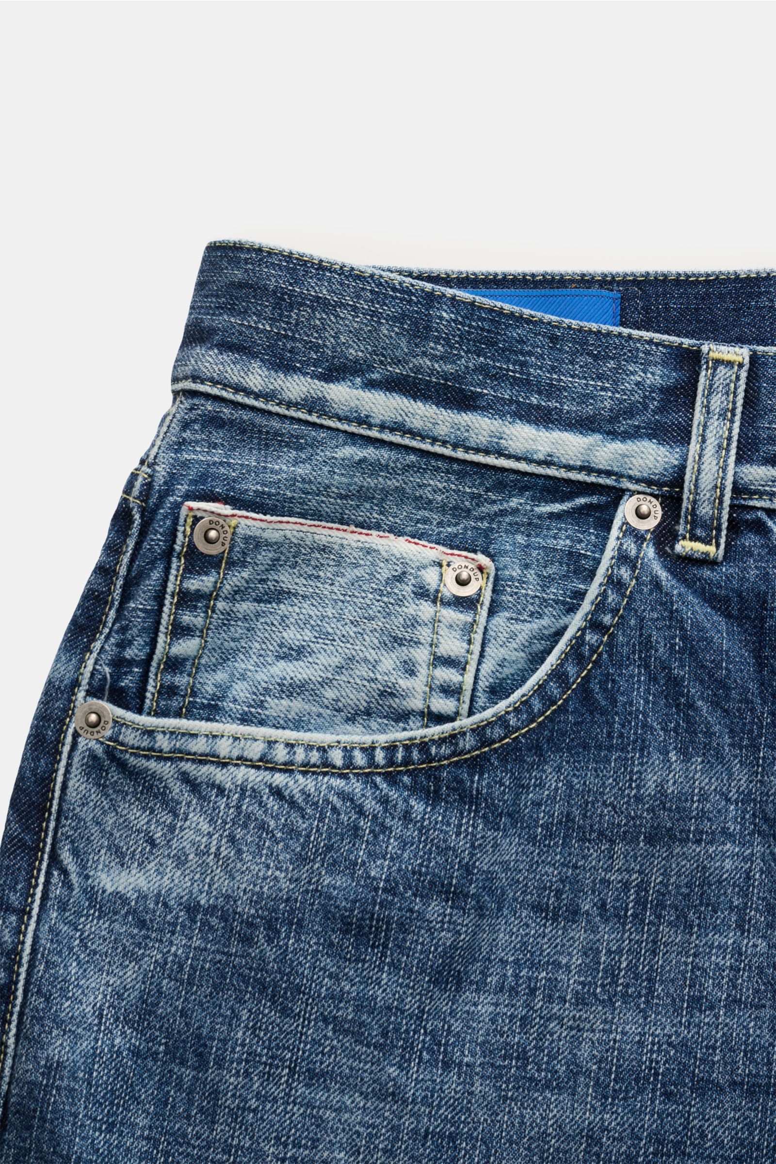 Nahaufnahme der vorderen Tasche der Dondup Jeans 'Bray' graublau, Denim aus reiner Baumwolle, Selvedge-Verarbeitung, griffige Haptik, Regular Fit, hohe Bundhöhe, Button Fly, Five-Pocket-Stil, gerader Schnitt, starke Waschung, typisches Metall-Initial, inn