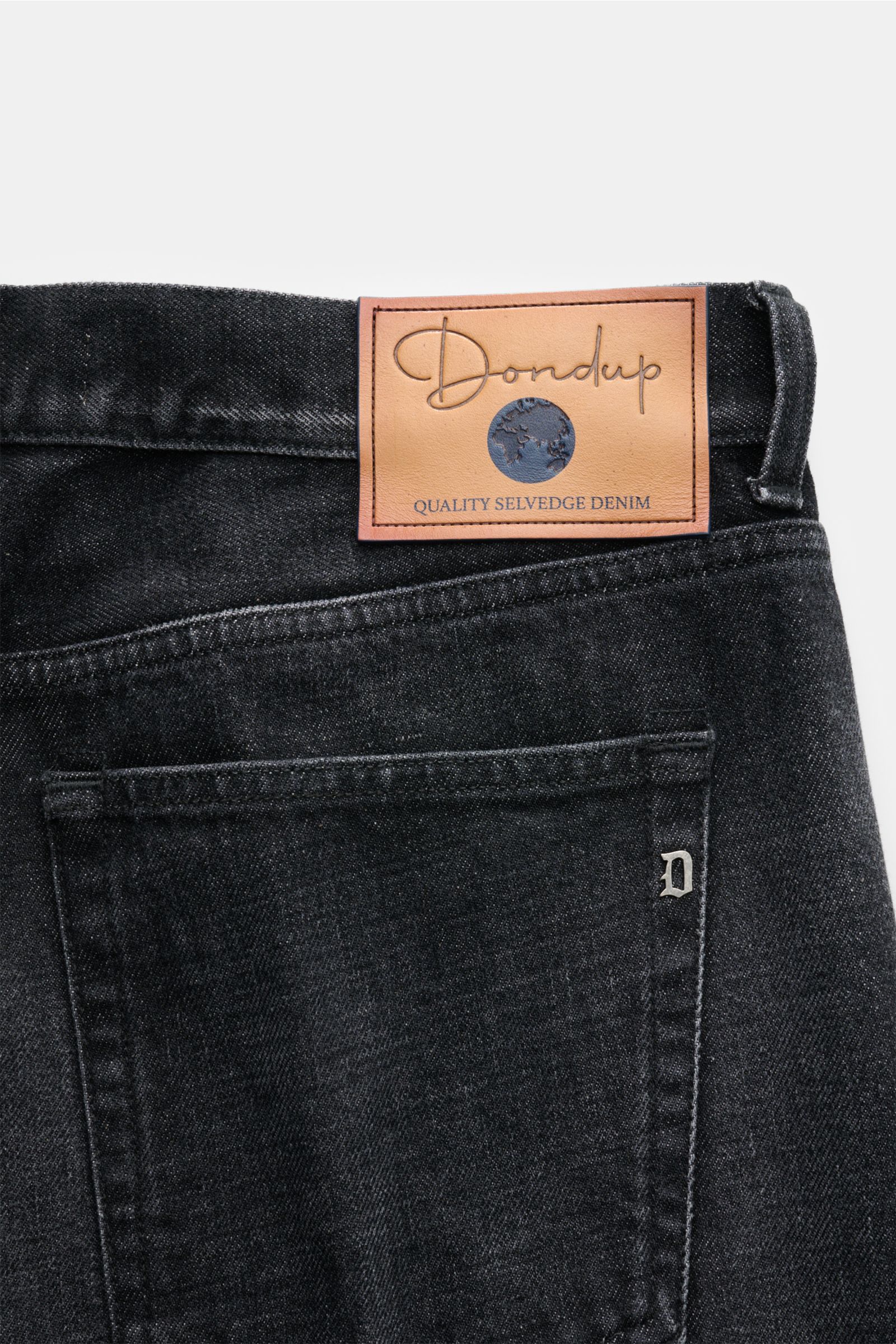 Dondup Jeans 'Bray' dunkelgrau aus Selvedge-Denim, Rückansicht mit Leder-Patch, Five-Pocket-Stil, Button Fly und Used-Waschung.