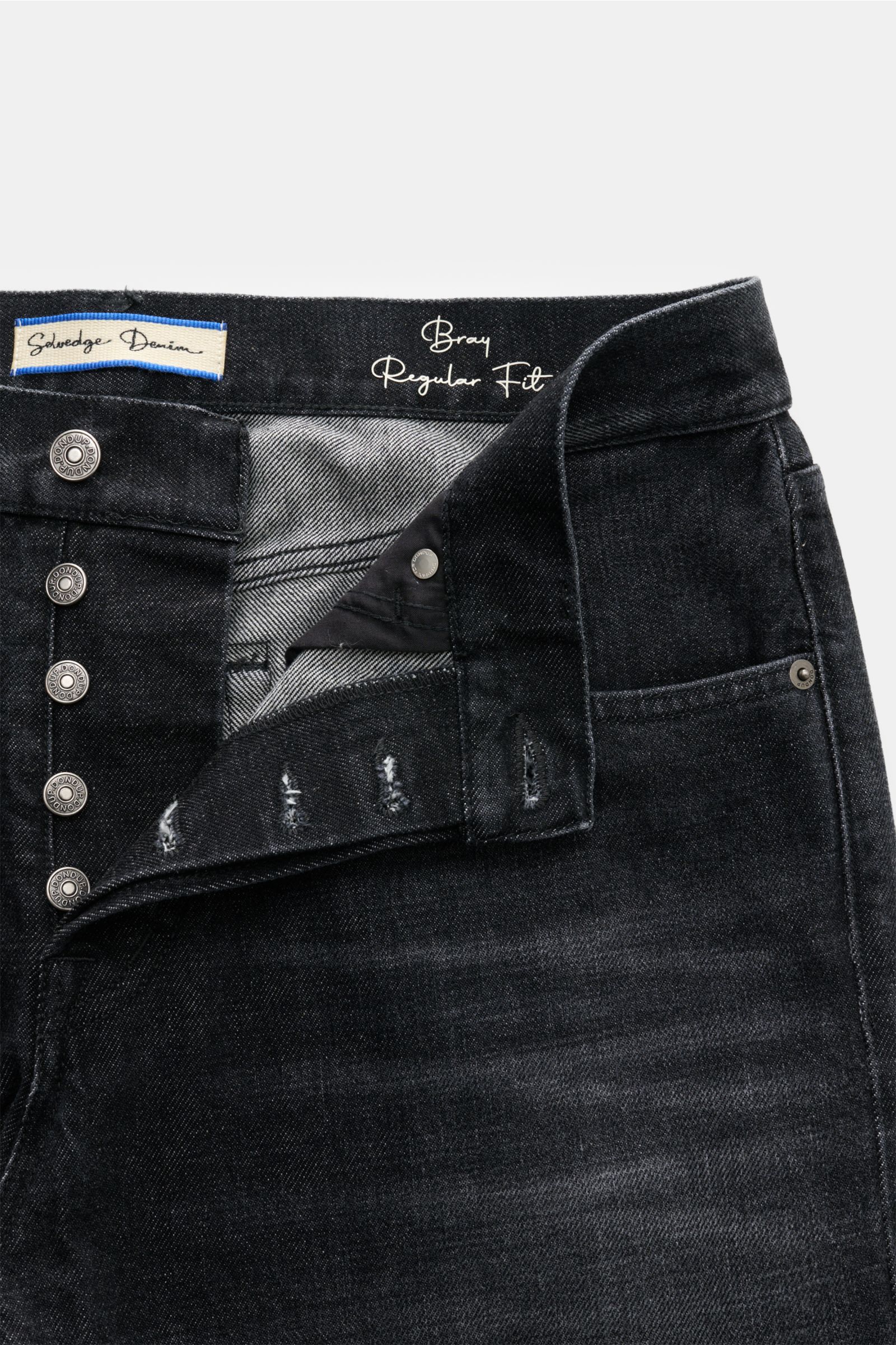 Dondup Jeans 'Bray' dunkelgrau, Regular Fit aus Selvedge-Denim mit Button Fly, Five-Pocket-Stil, authentischer Waschung, Lederpatch, Frontperspektive.