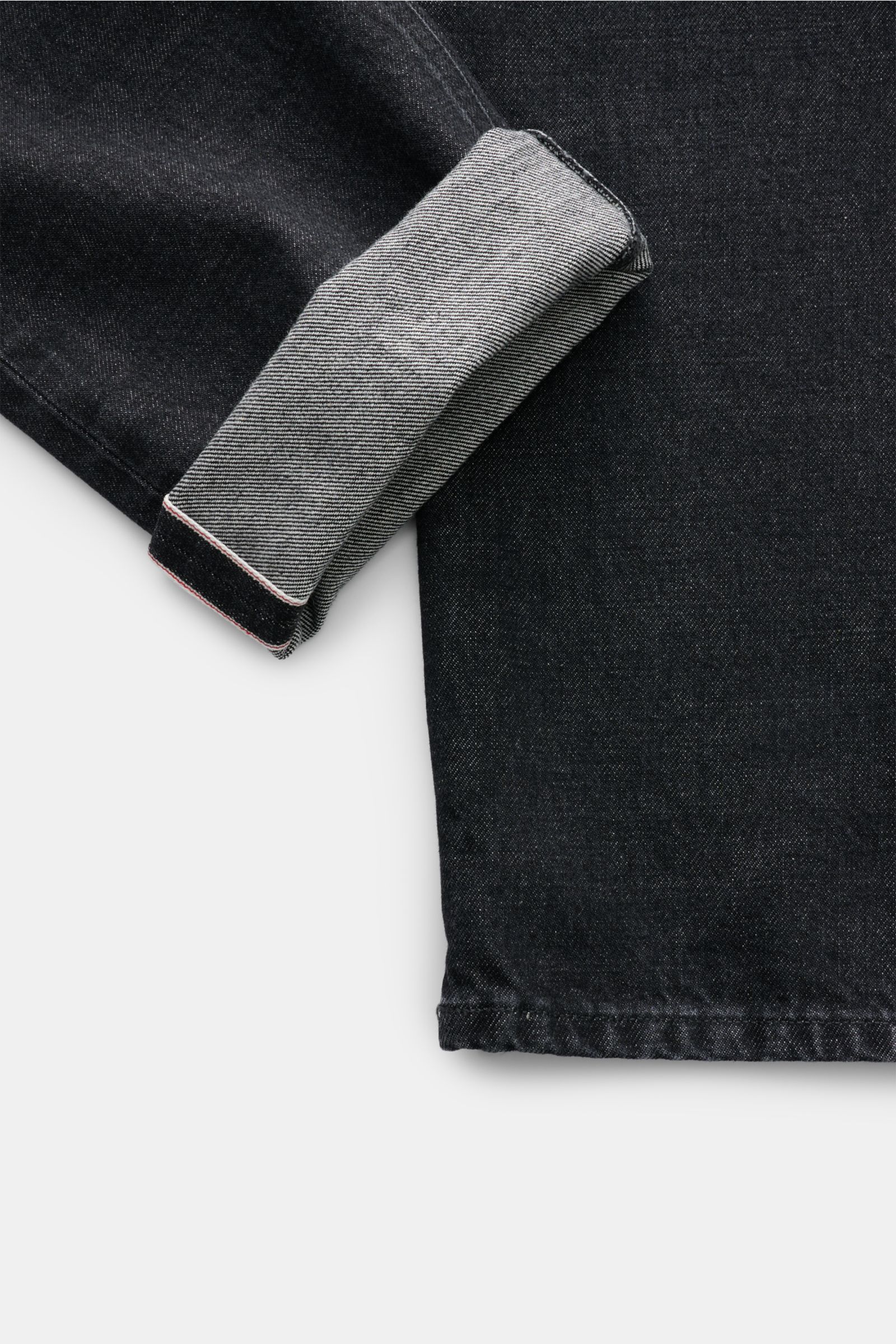 Dondup Jeans 'Bray' dunkelgrau aus Selvedge-Denim, Detailaufnahme der aufgerollten Beininnenseite mit authentischer Used-Waschung.