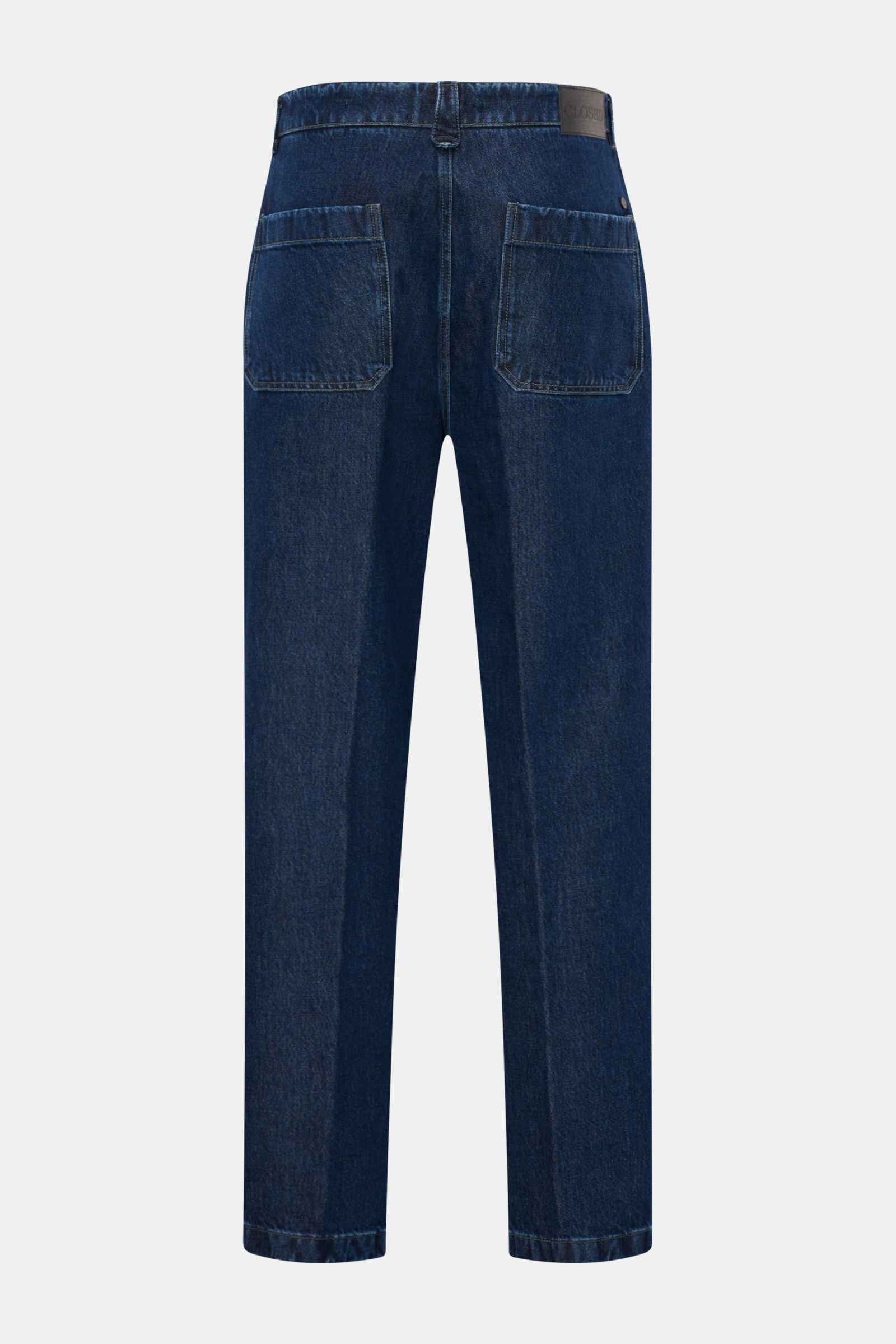 Rückansicht der Closed Jeans 'Toledo Tapered' navy mit Stone-Washed-Design, schmal zulaufender Silhouette, großen französischen Taschen und CLOSED-Patch aus regenerativer Baumwolle.