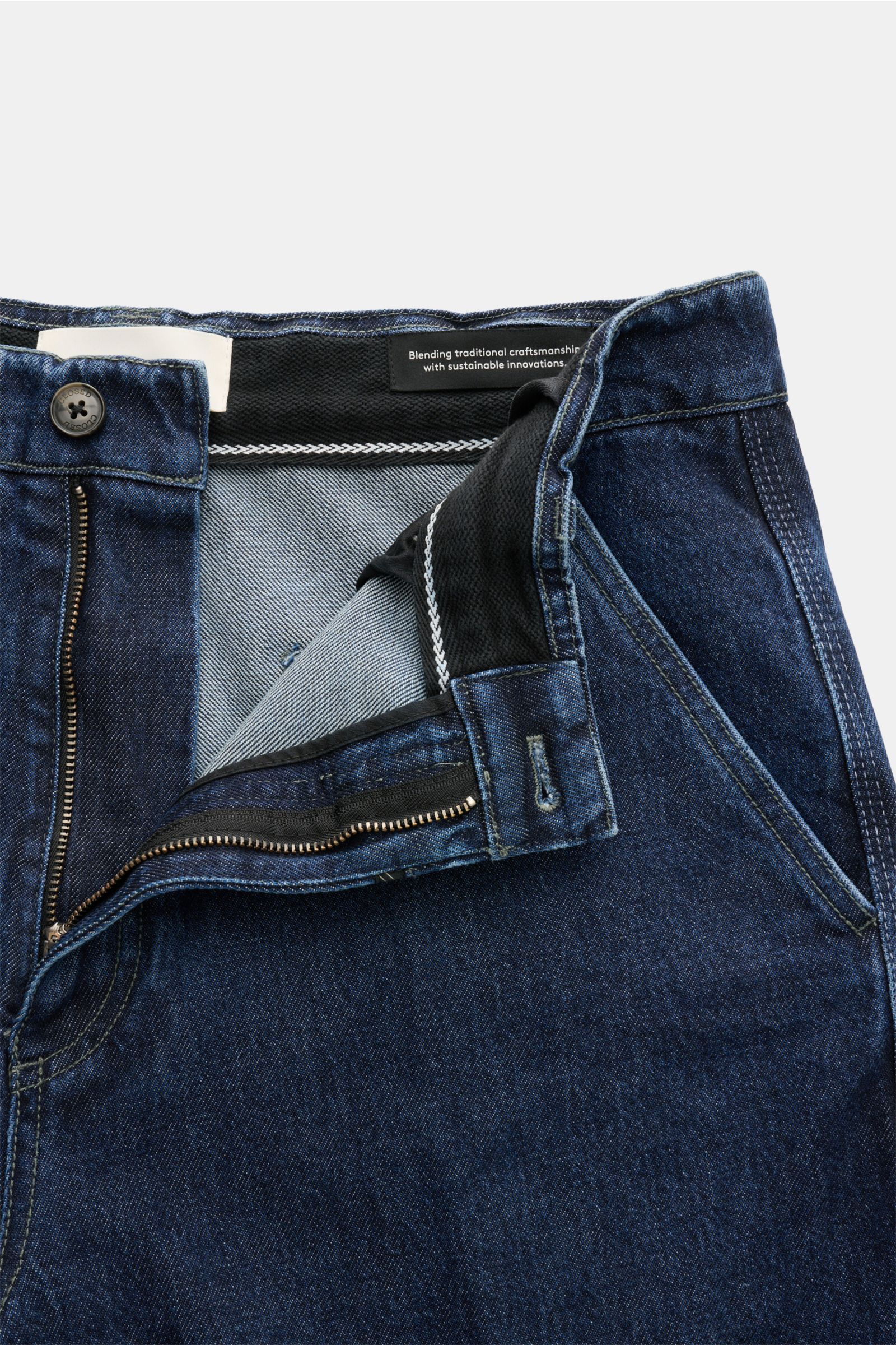 Closed Jeans 'Toledo Tapered' navy aus regenerativer Baumwolle, Stone-Washed, Tapered Fit, französische Taschen, Zip Fly, Nahaufnahme von oben.