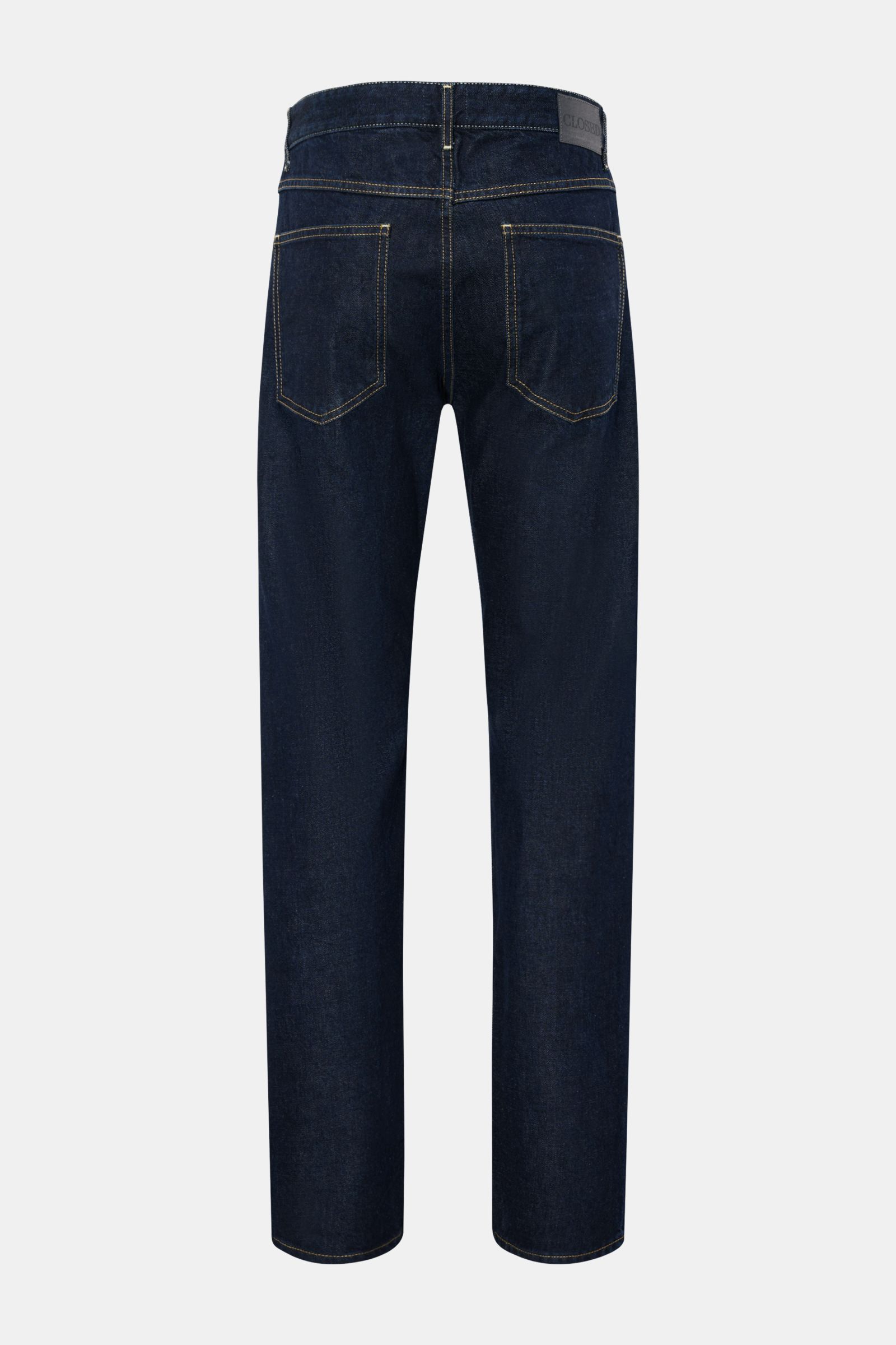 Rear view of Closed Jeans 'Cooper' dark navy in slim fit, raw design, pure cotton denim with five-pocket style, zip fly, distinctive label, and back patch.

Description: Die Slim Fit Jeans 'Cooper' vom Hamburger Denim-Label CLOSED wurde aus reiner Baum