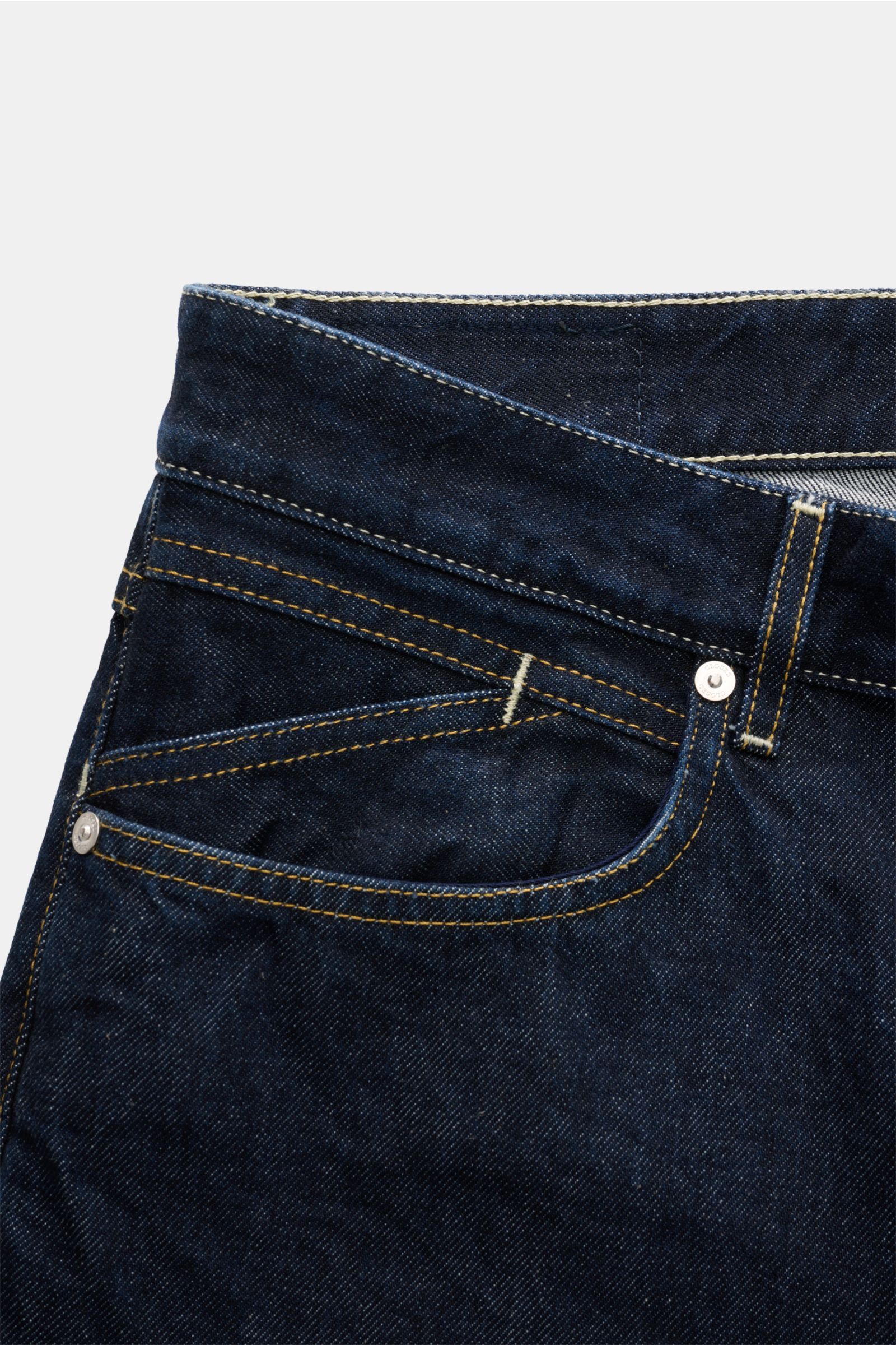Close-up of the front pocket area of Closed Jeans 'Cooper' dark navy, photographed from a top-front perspective showing raw denim texture and stitching.

Description: Die Slim Fit Jeans 'Cooper' vom Hamburger Denim-Label CLOSED wurde aus reiner Baumwol