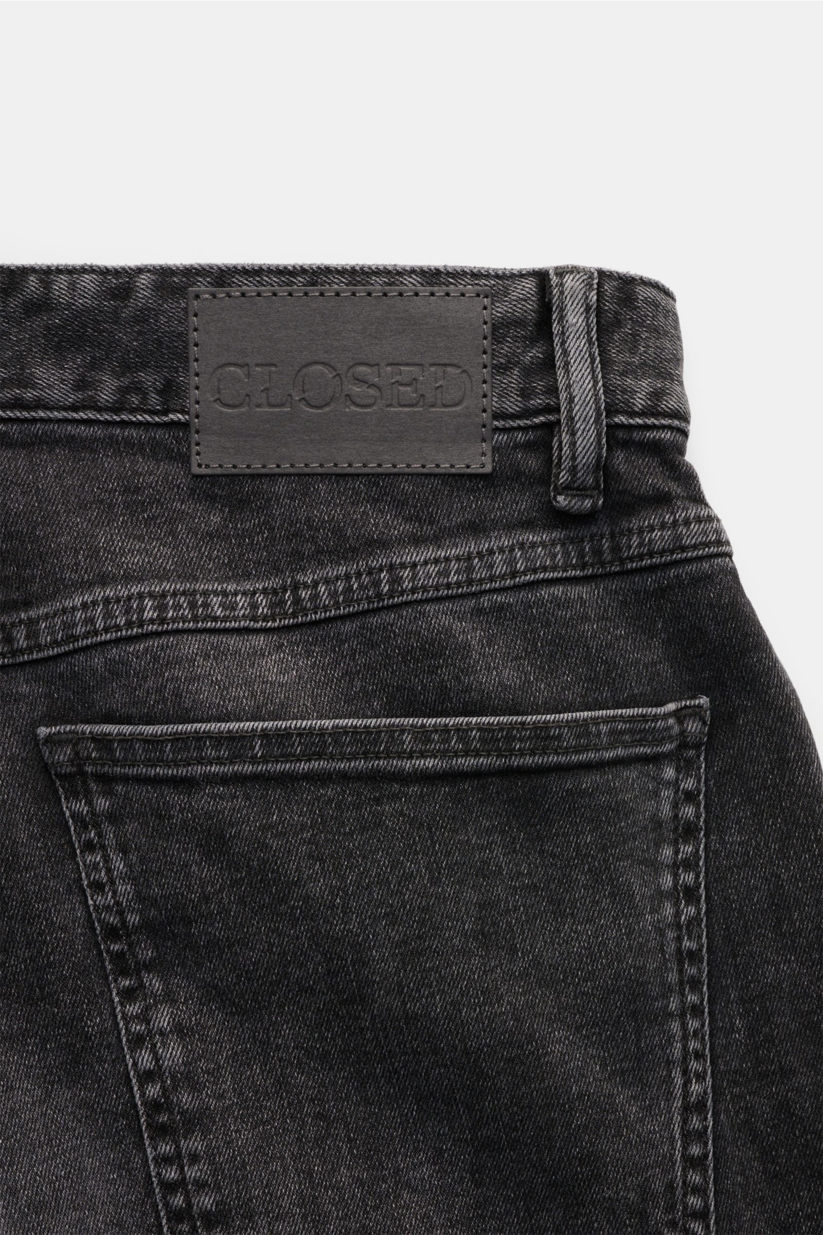 Closed Jeans 'Cooper' anthrazit mit Slim Fit, Five-Pocket-Stil, Zip Fly, Lederpatch und typischem CLOSED-Weblabel, Rückansicht nah.