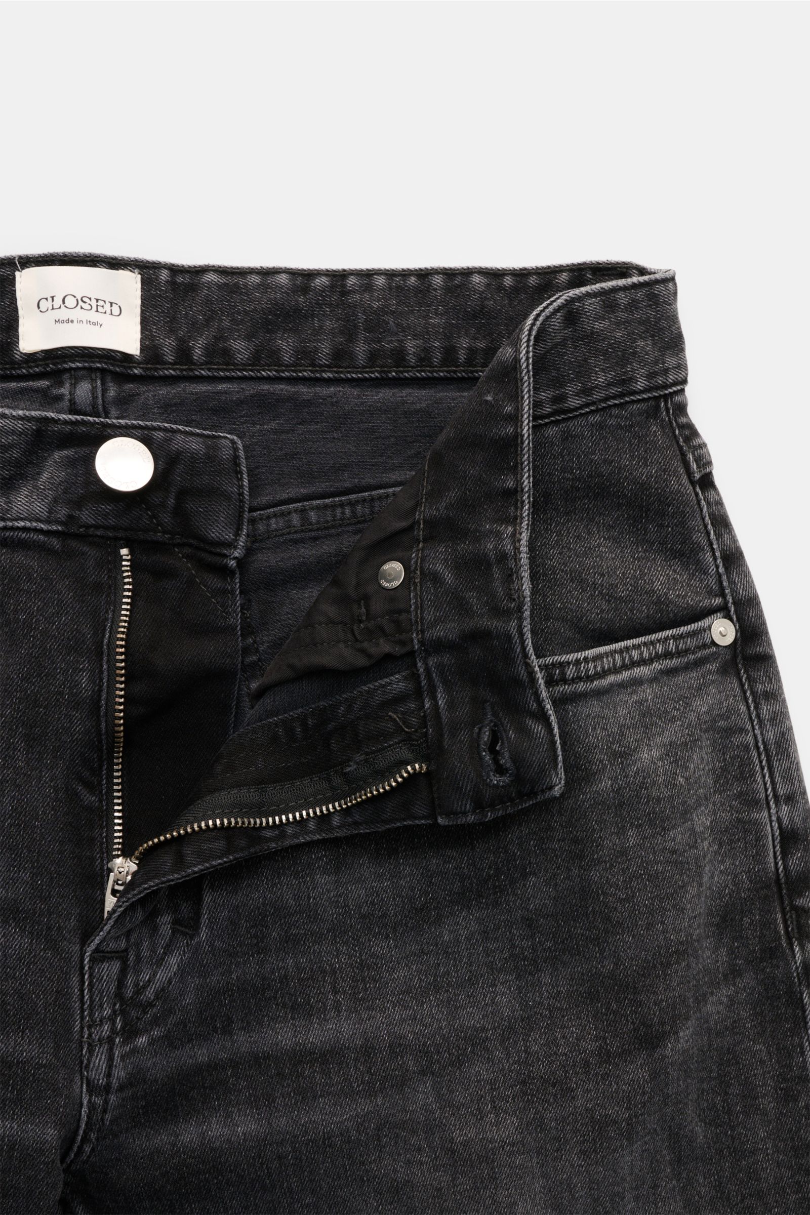 Closed Jeans 'Cooper' anthrazit aus Baumwolle mit leichtem Stretch, Slim Fit, Five-Pocket-Stil, Zip Fly, sichtbares Weblabel, Detailaufnahme von vorne.