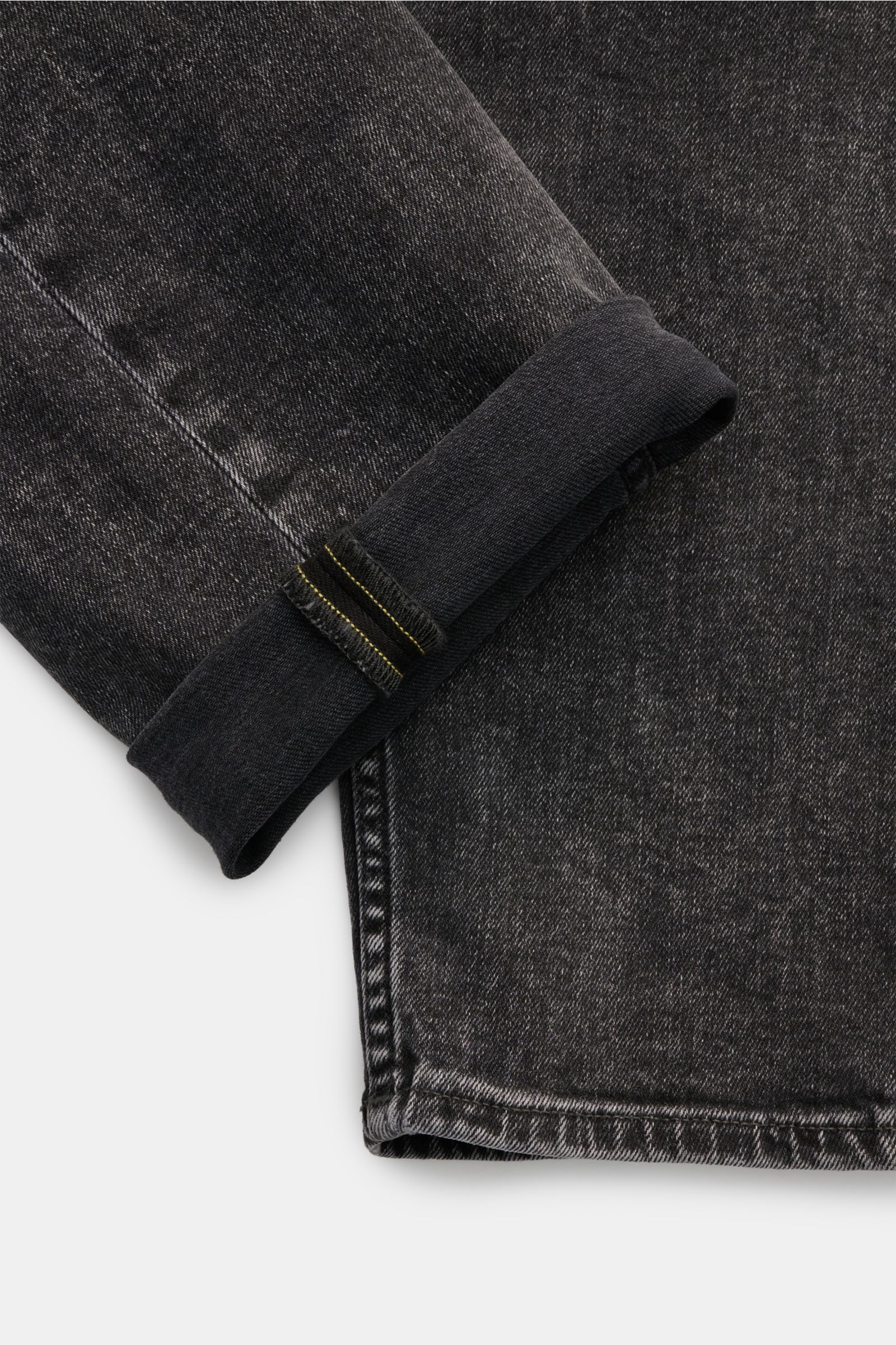 Nahaufnahme der Closed Jeans 'Cooper' anthrazit im Five-Pocket-Stil, Slim Fit, schmal zulaufend mit umgeschlagenem Saum, leichter Stretch, Baumwolle.
