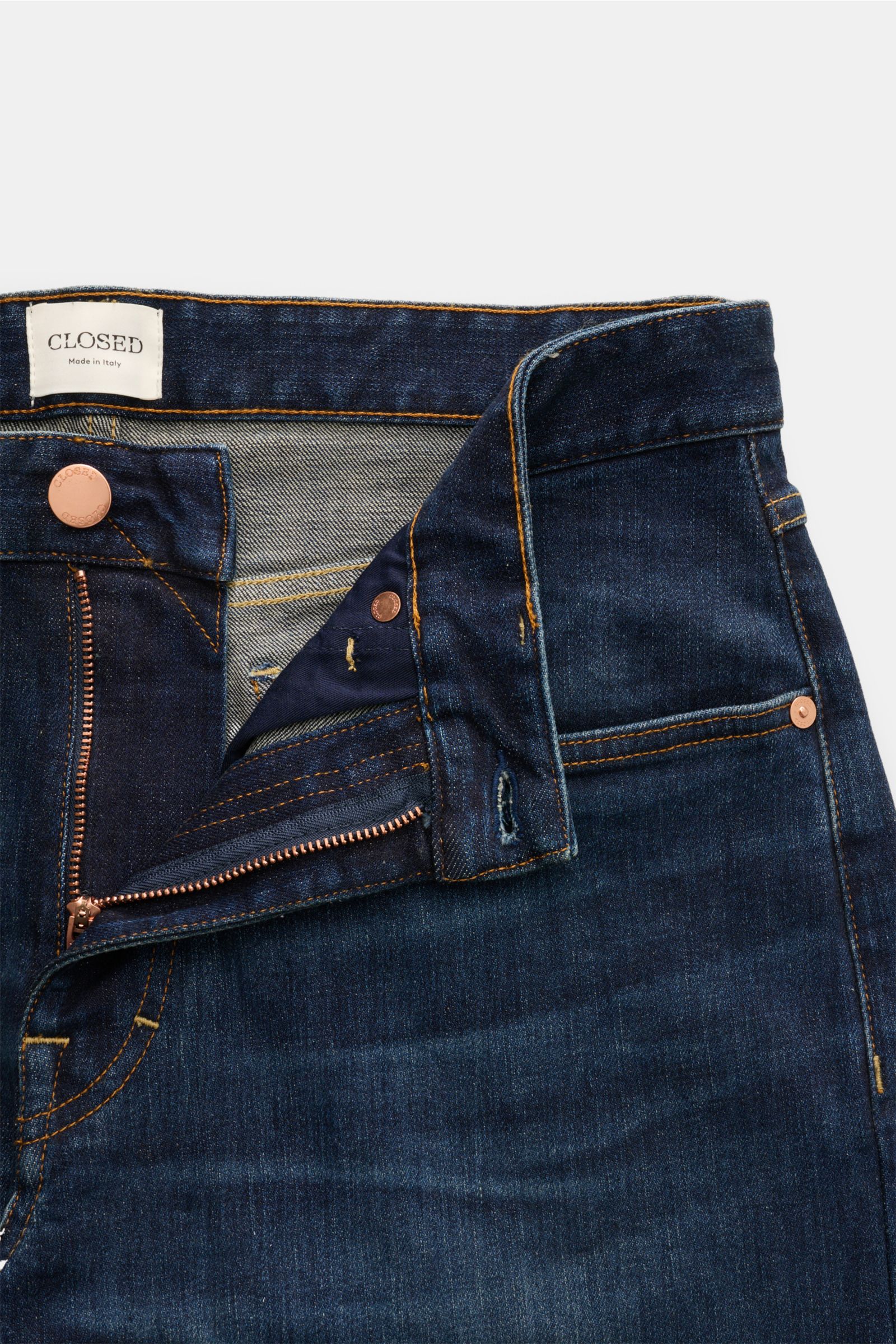 Closed Jeans 'Cooper' navy in Slim Fit mit leichtem Stretch, Five-Pocket-Stil, Zip Fly, rückwärtigem Patch, Detailansicht von vorne oben.
