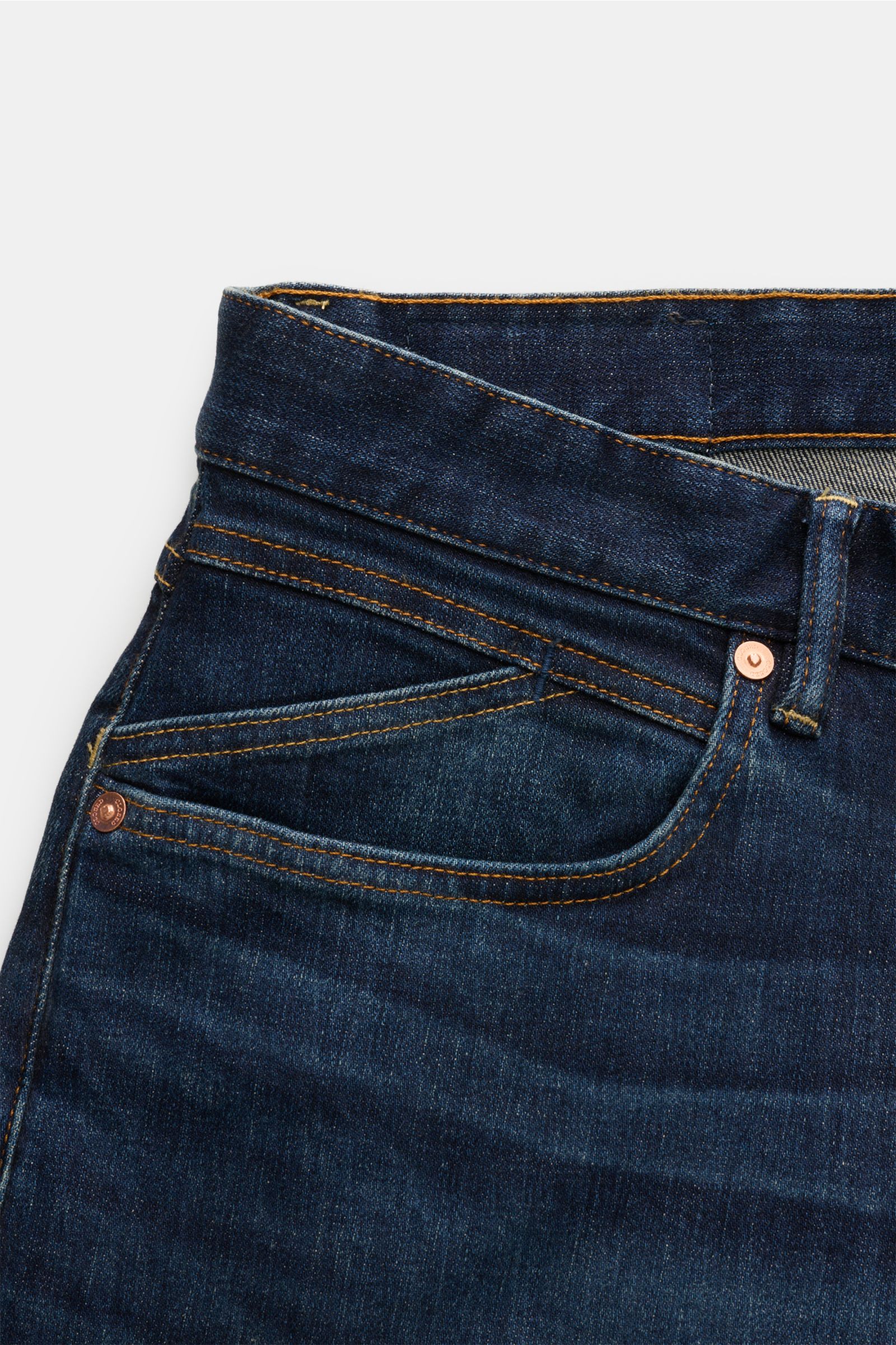 Close-up aus seitlicher Perspektive auf die dunkelblaue Closed Jeans 'Cooper' navy, Slim Fit aus Baumwolle mit leichtem Stretch, Five-Pocket-Stil und Zip Fly.