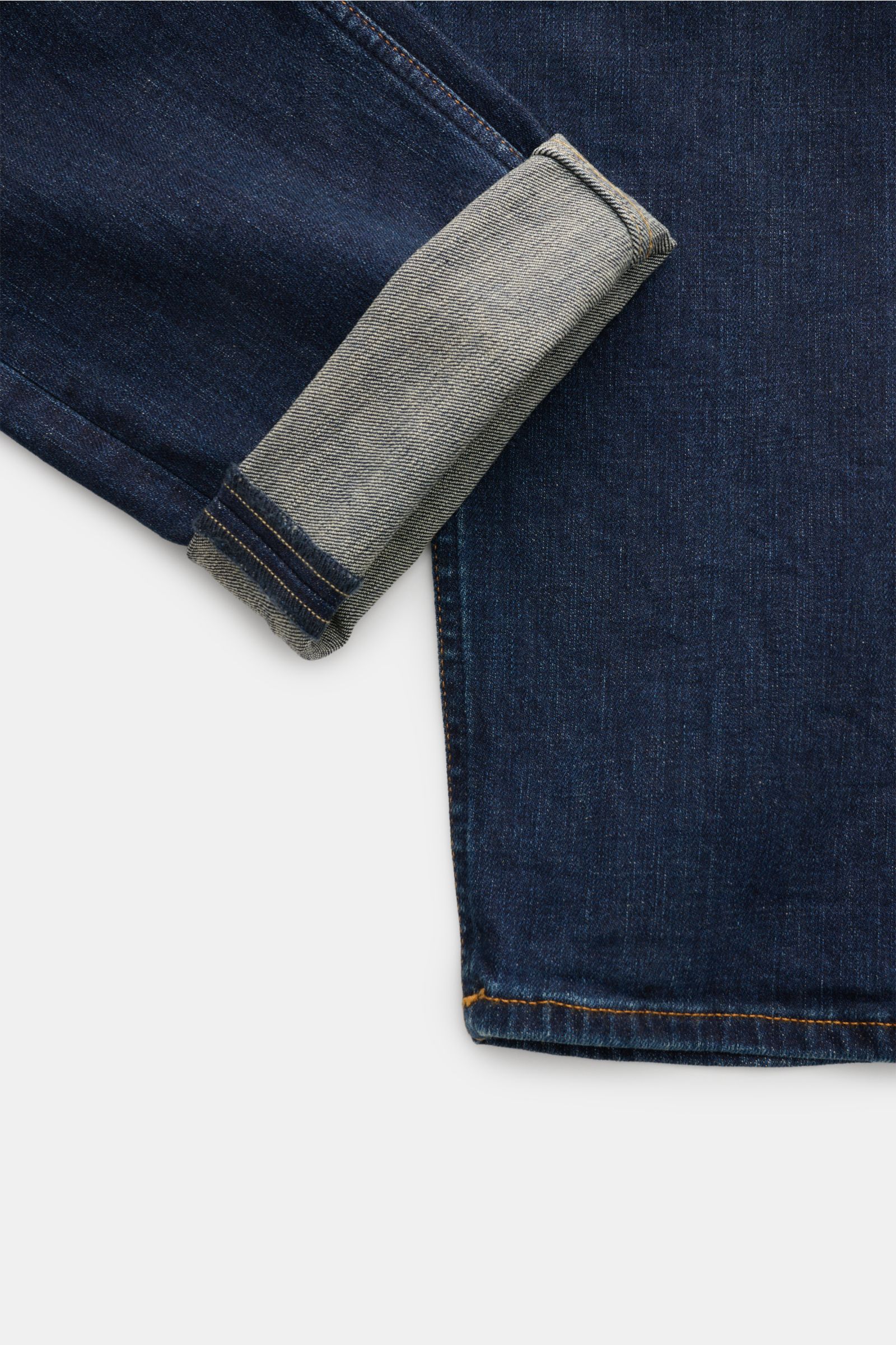 Closed Jeans 'Cooper' navy, Slim Fit, aus Baumwolle mit Stretch, Five-Pocket-Stil, Zip Fly, Ansicht vom Bein mit hochgekrempeltem Saum.