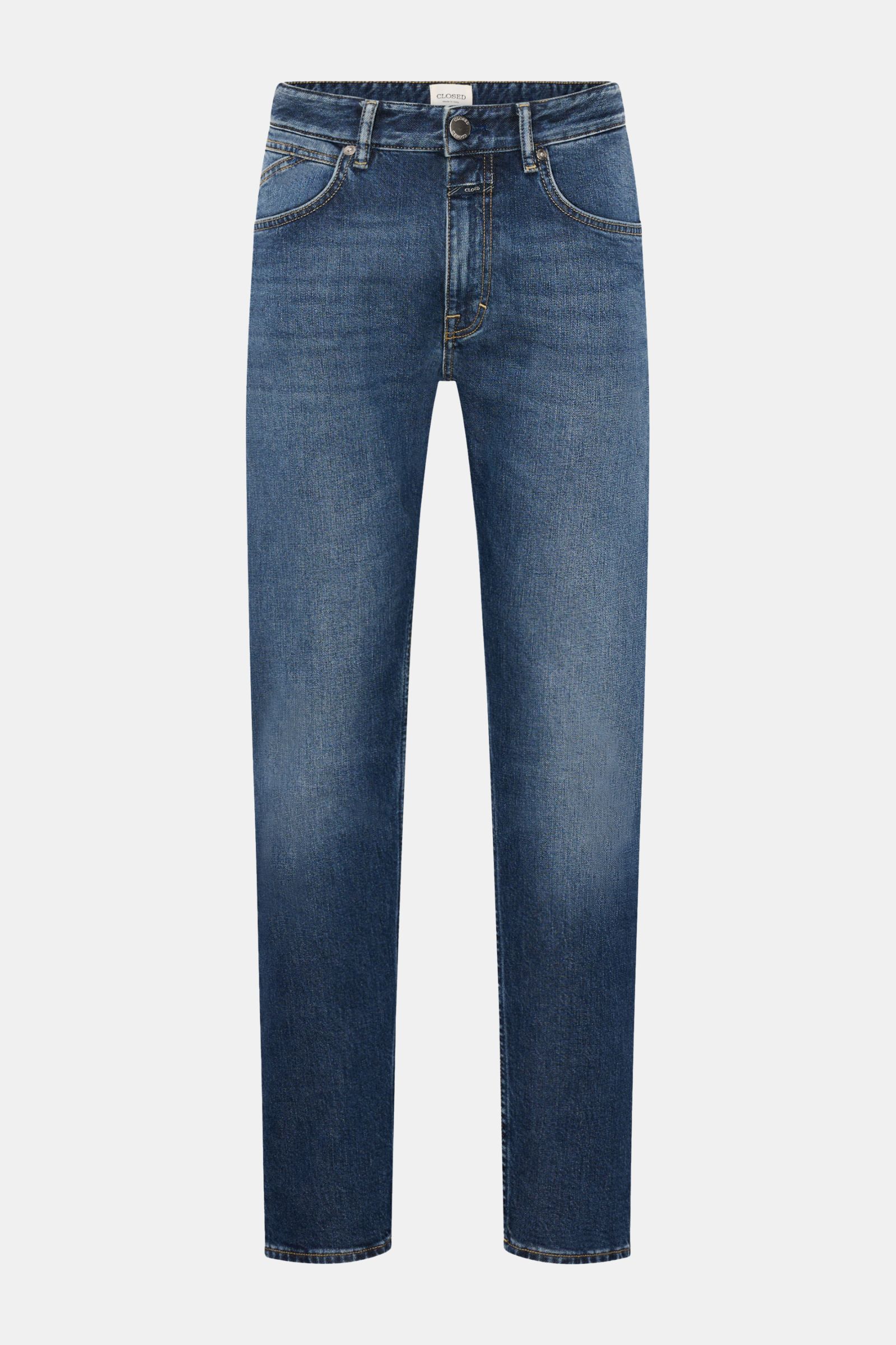 Closed Jeans 'Cooper' dunkelblau von vorne fotografiert, Slim Fit aus Baumwolle mit Stretch, Five-Pocket-Stil, Zip Fly, typisches CLOSED-Weblabel.