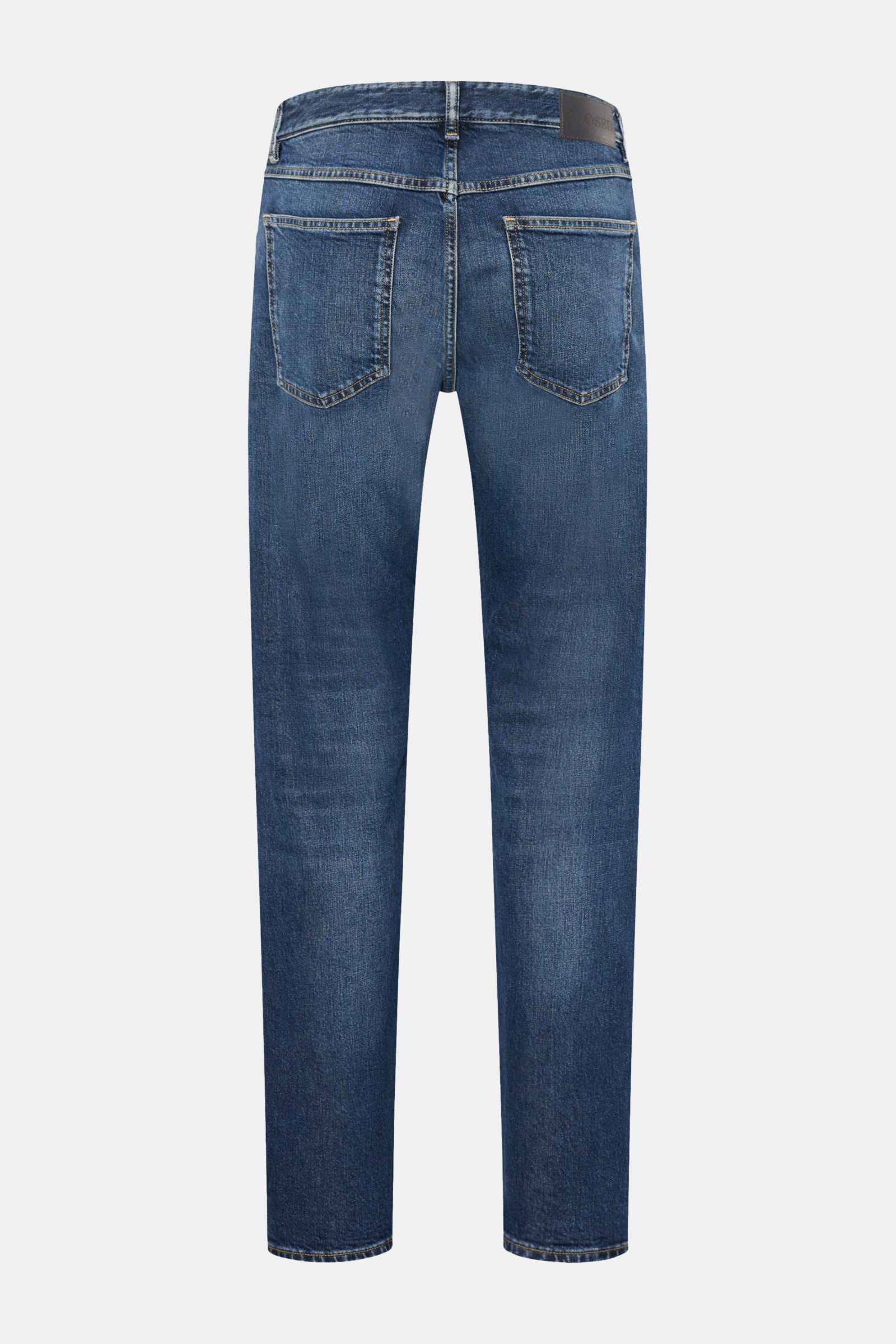 Closed Jeans 'Cooper' dunkelblau in Slim Fit, aus Baumwolle mit Stretch, Five-Pocket-Stil, Zip Fly, Rückansicht mit Patch und Weblabel.