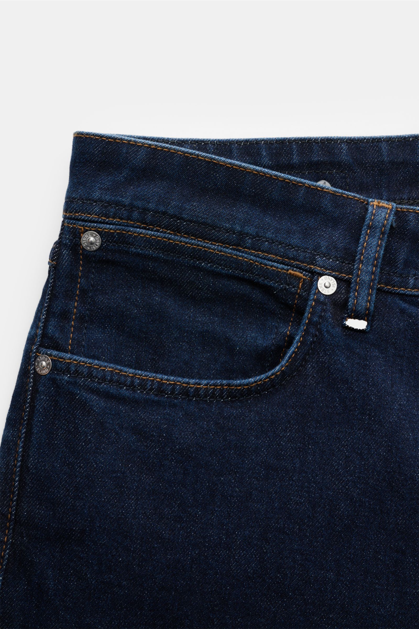 Stone Island Jeans 'Stretch Indigo Denim - Rinsed' dunkelblau, Nahaufnahme der Fronttasche mit Five-Pocket-Stil, Button Fly und Kompass-Badge, Slim Fit, elastische Baumwolle.