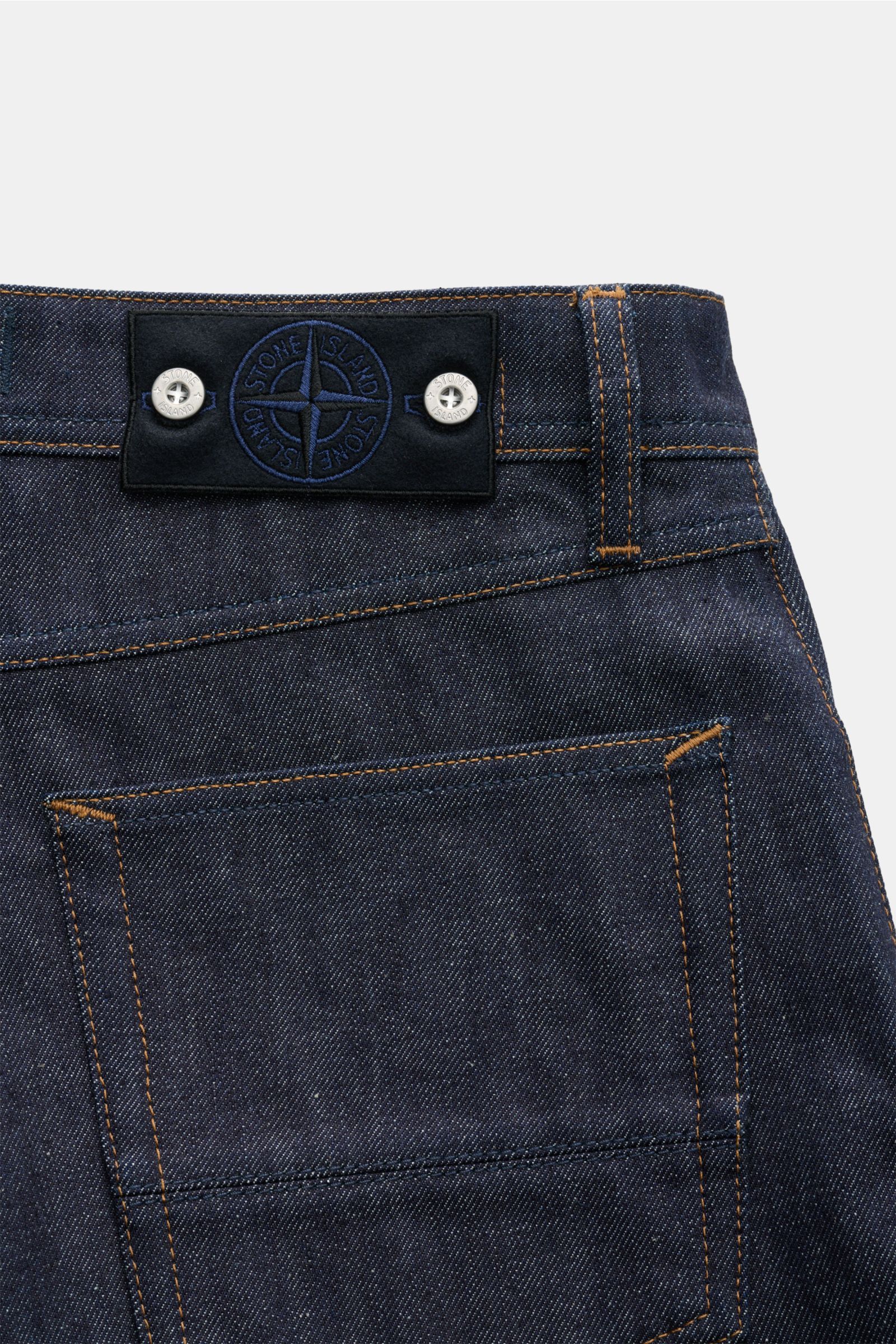 Stone Island Jeans 'Indigo Denim - Raw' navy, Nahaufnahme Rückseite mit Kompass-Badge, Five-Pocket-Stil, Loose Fit, gerader Schnitt, raw Denim.