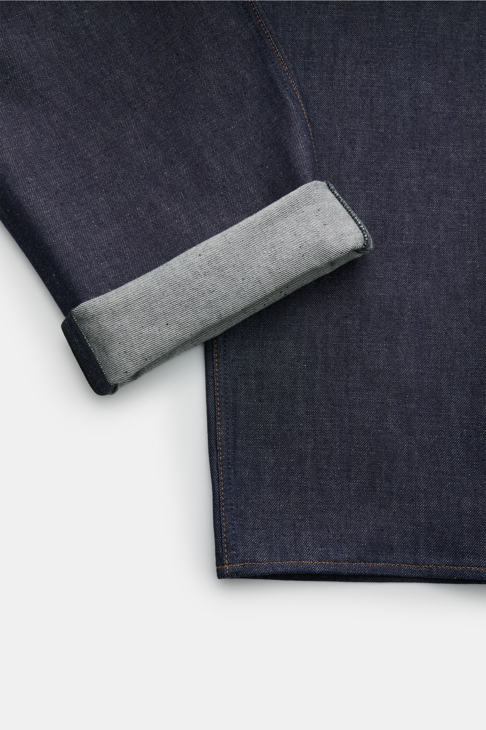 Stone Island Jeans 'Indigo Denim - Raw' navy, Detailaufnahme des umgeschlagenen Saums, Raw Denim, Loose Fit, Five-Pocket-Stil, Kompass-Badge.