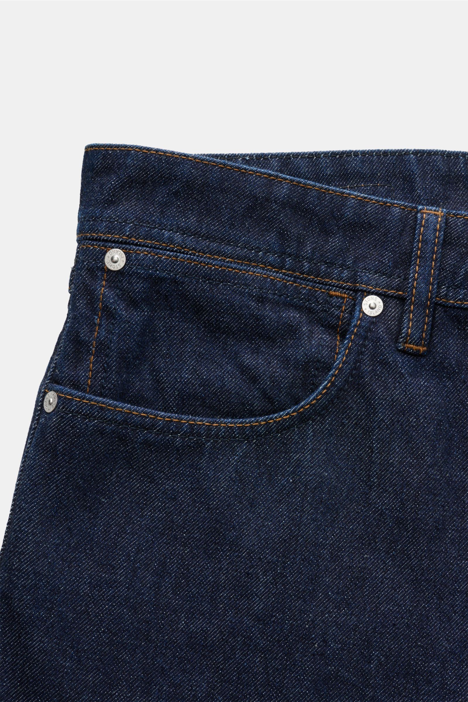 Stone Island Jeans 'Indigo Denim - Rinsed' dunkelblau, Detailaufnahme der Fronttasche mit Five-Pocket-Stil, Button Fly, geradem Schnitt und Kompass-Badge aus reiner Baumwolle.