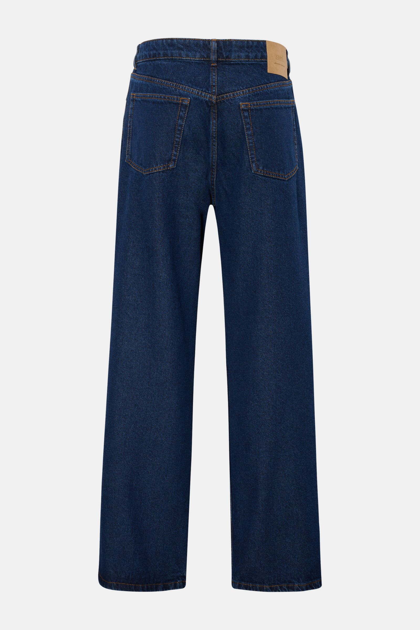 Rear view of Ami Paris Jeans 'Large Fit' dunkelblau in dark blue denim with loose fit, straight cut, five-pocket style, and logo patch.

Moderner Loose Fit - AMI PARIS macht es vor: Mit dieser Jeans sind Sie garantiert gut angezogen, wenn es um moderne