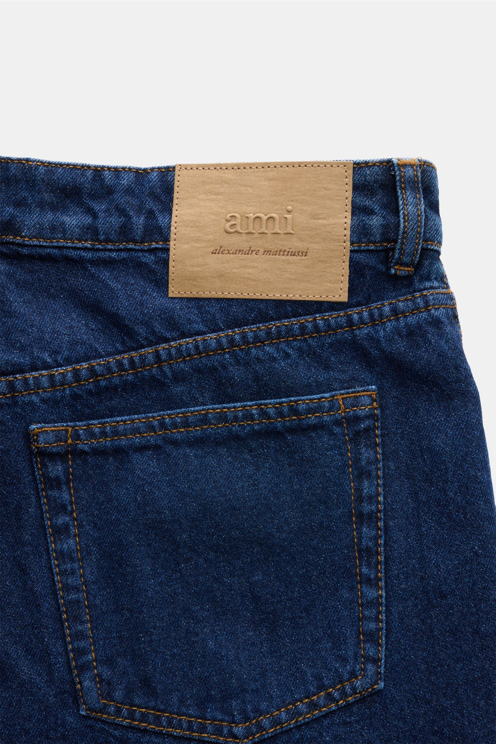 Close-up rear view of Ami Paris Jeans 'Large Fit' dunkelblau in dark blue denim with brown logo patch on waistband.

Description: Moderner Loose Fit - AMI PARIS macht es vor: Mit dieser Jeans sind Sie garantiert gut angezogen, wenn es um moderne Freize