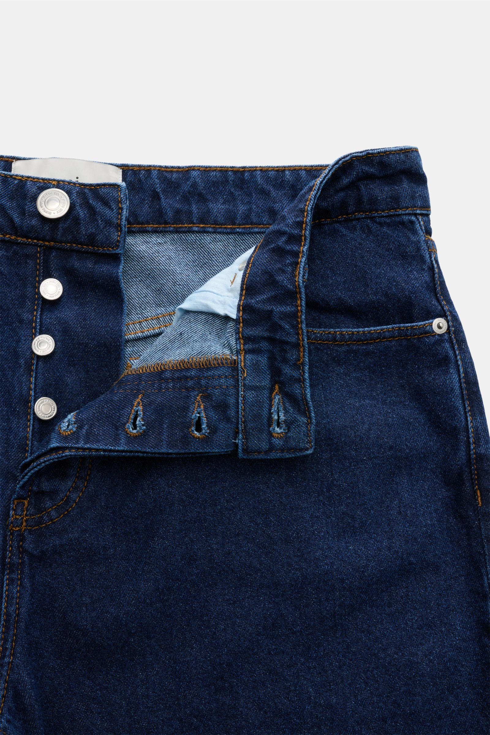 Close-up front view of Ami Paris Jeans 'Large Fit' dunkelblau with button fly open, showing dark blue denim and stitching details.

Moderner Loose Fit - AMI PARIS macht es vor: Mit dieser Jeans sind Sie garantiert gut angezogen, wenn es um moderne Frei