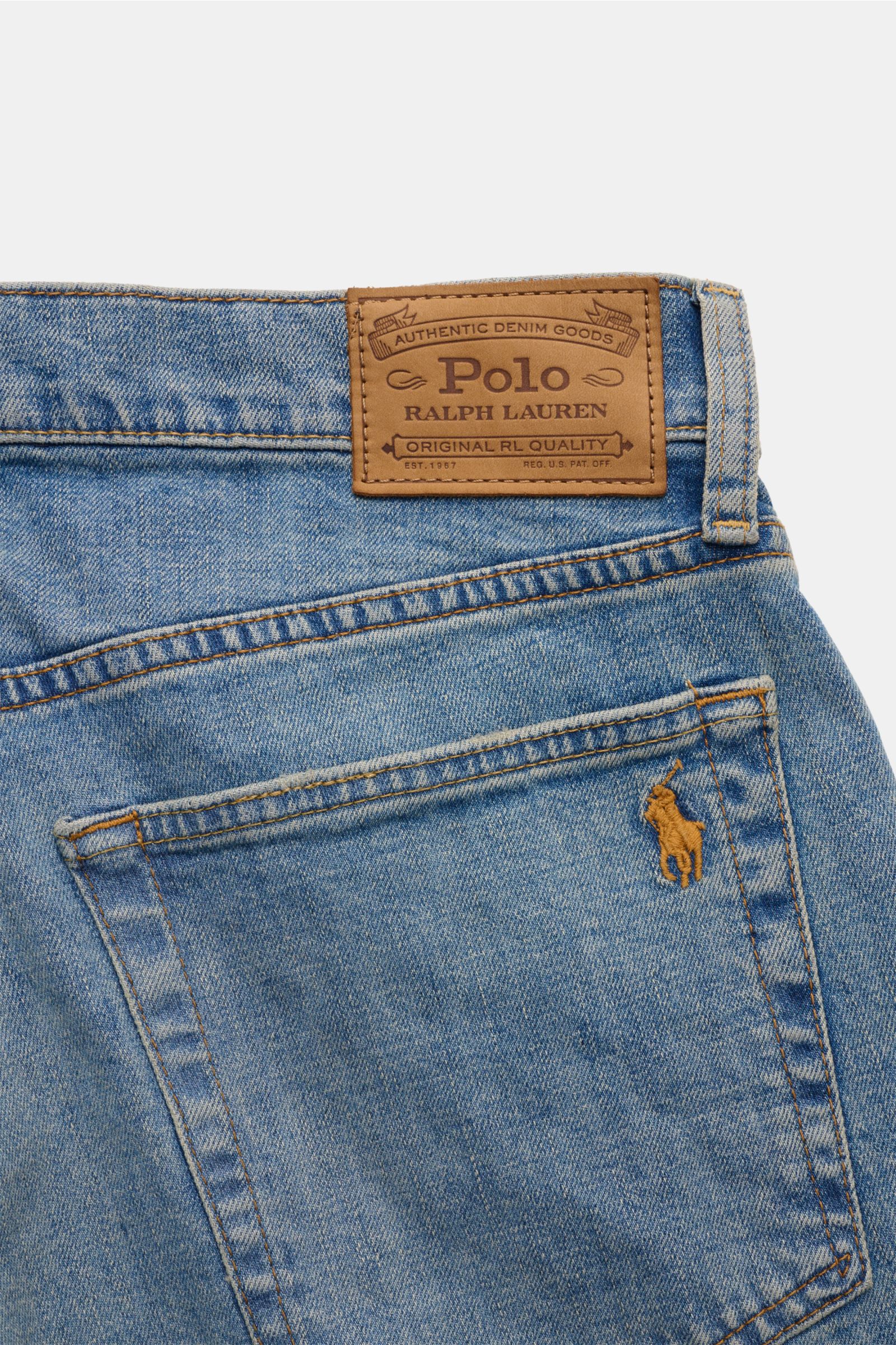 Polo Ralph Lauren Jeans rauchblau im Five-Pocket-Stil, Detailaufnahme der rückwärtigen Tasche mit Weblabel und Reiter-Stitching, Denim mit Used-Waschung.