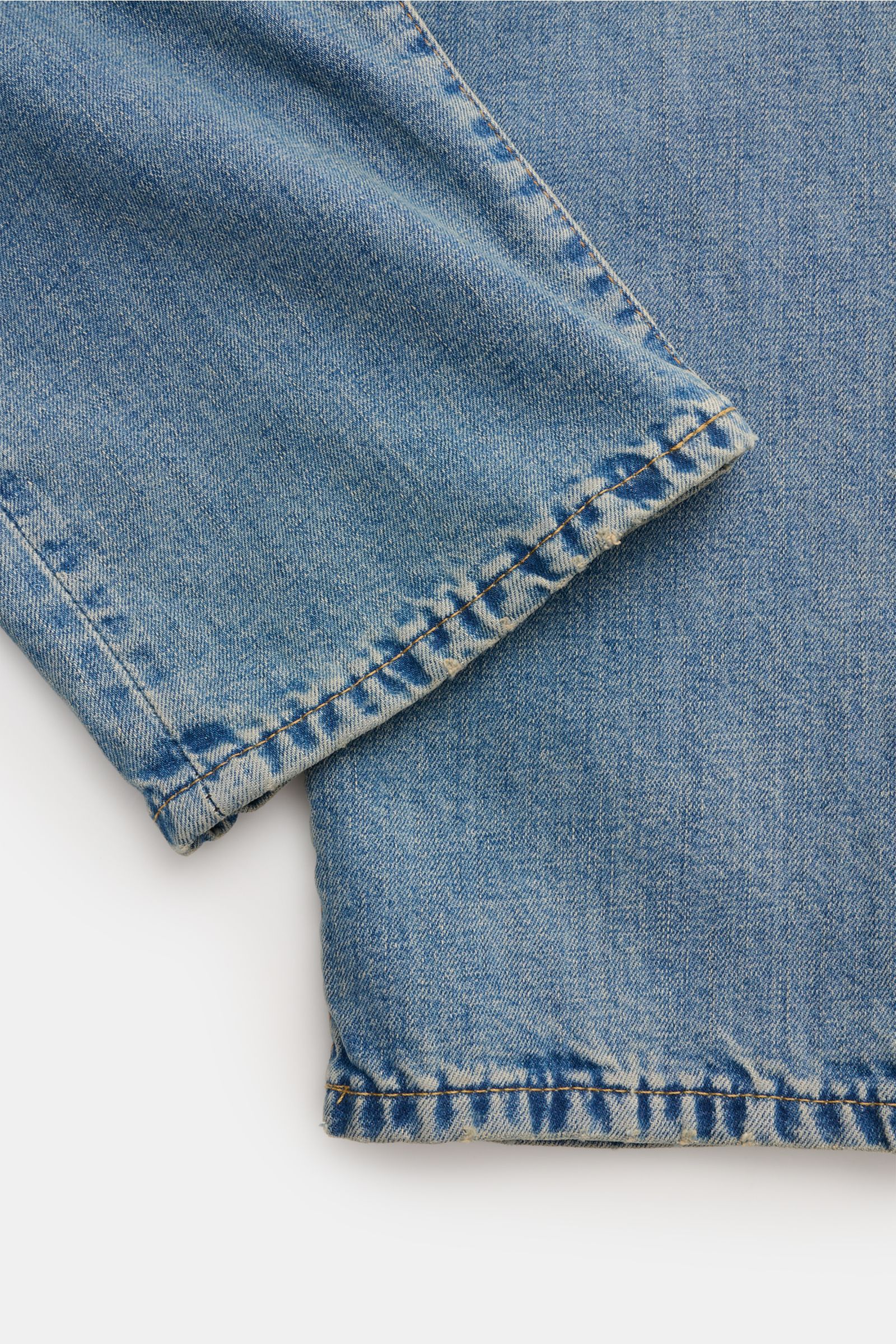 Polo Ralph Lauren Jeans rauchblau, Detailaufnahme von Saum und Beinabschluss, Denim mit Used-Waschung, Regular Fit, Five-Pocket-Stil.