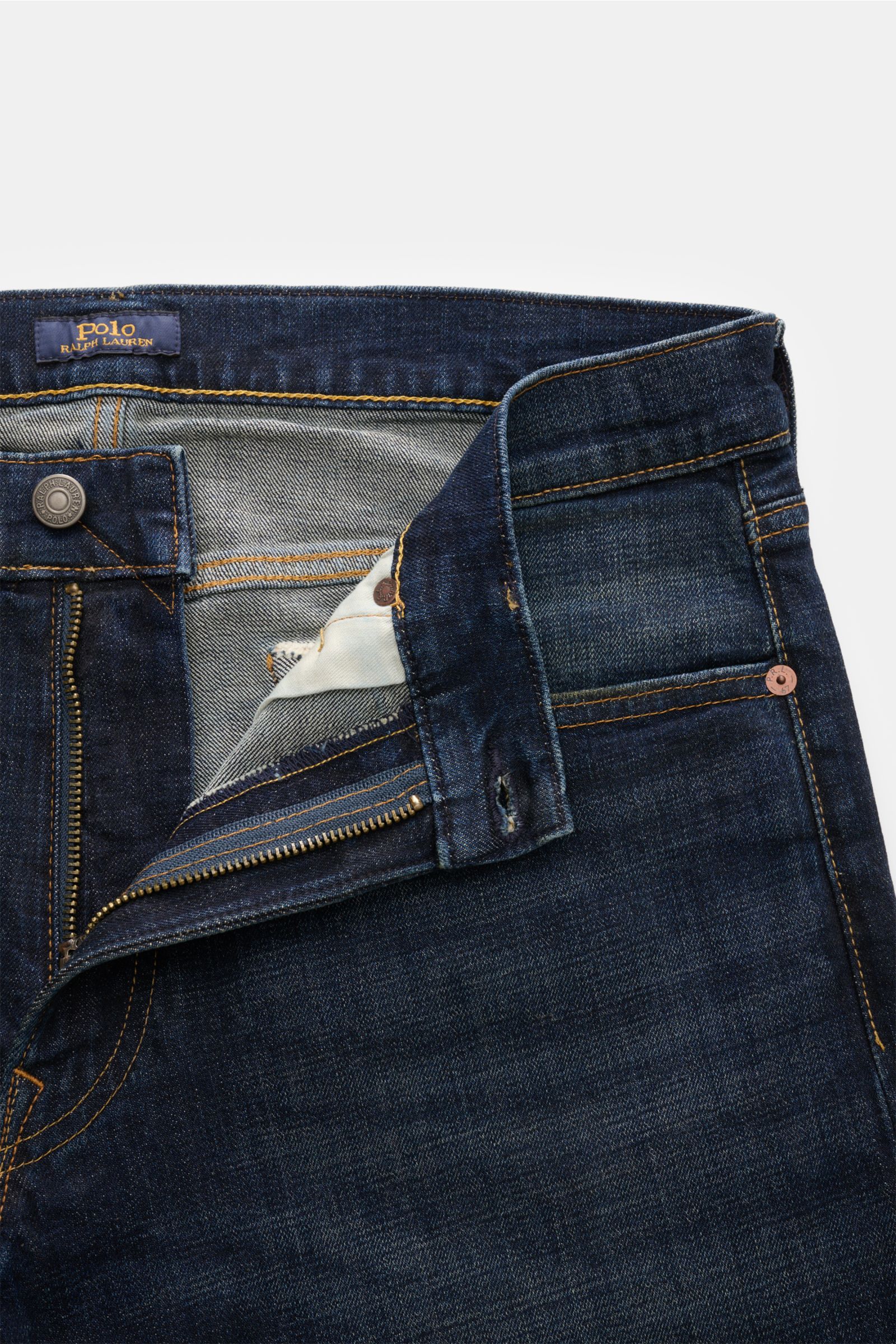 Close-up front view of Polo Ralph Lauren Jeans dunkelblau with open zip fly, showcasing elastic cotton denim, authentic used wash, and classic five-pocket style. Vielseitiger Begleiter: In Kombination mit den ikonischen Poloshirt wird die regulär gesch